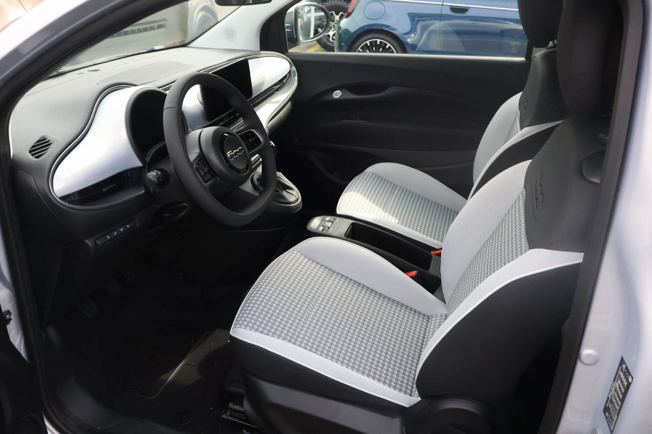 FIAT 500 Cabrio 1.0 Hybrid Dolcevita-image-11