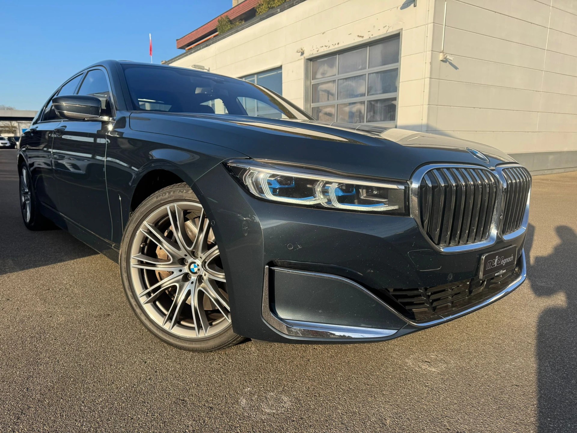 BMW 750i xDrive Steptronic-image-2