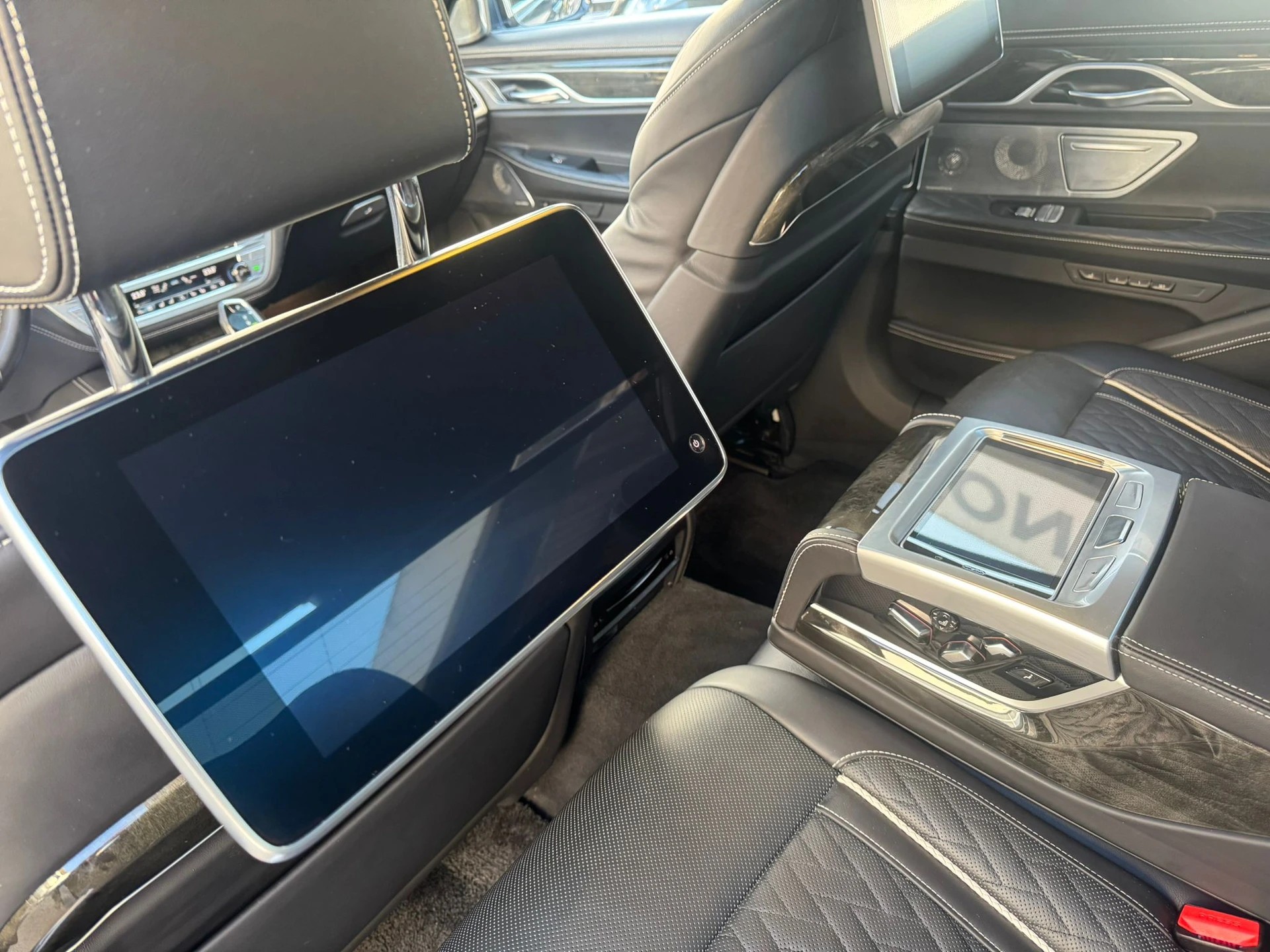 BMW 750i xDrive Steptronic-image-15
