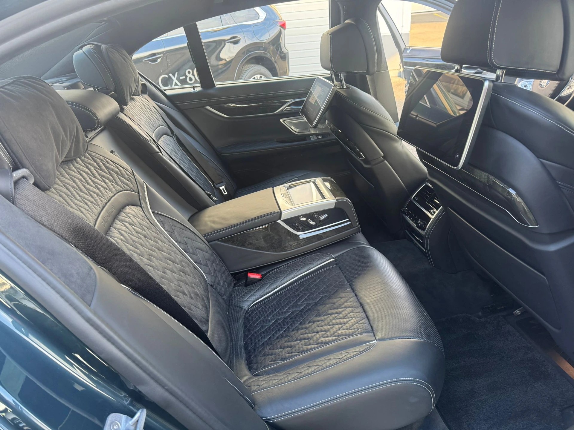 BMW 750i xDrive Steptronic-image-14