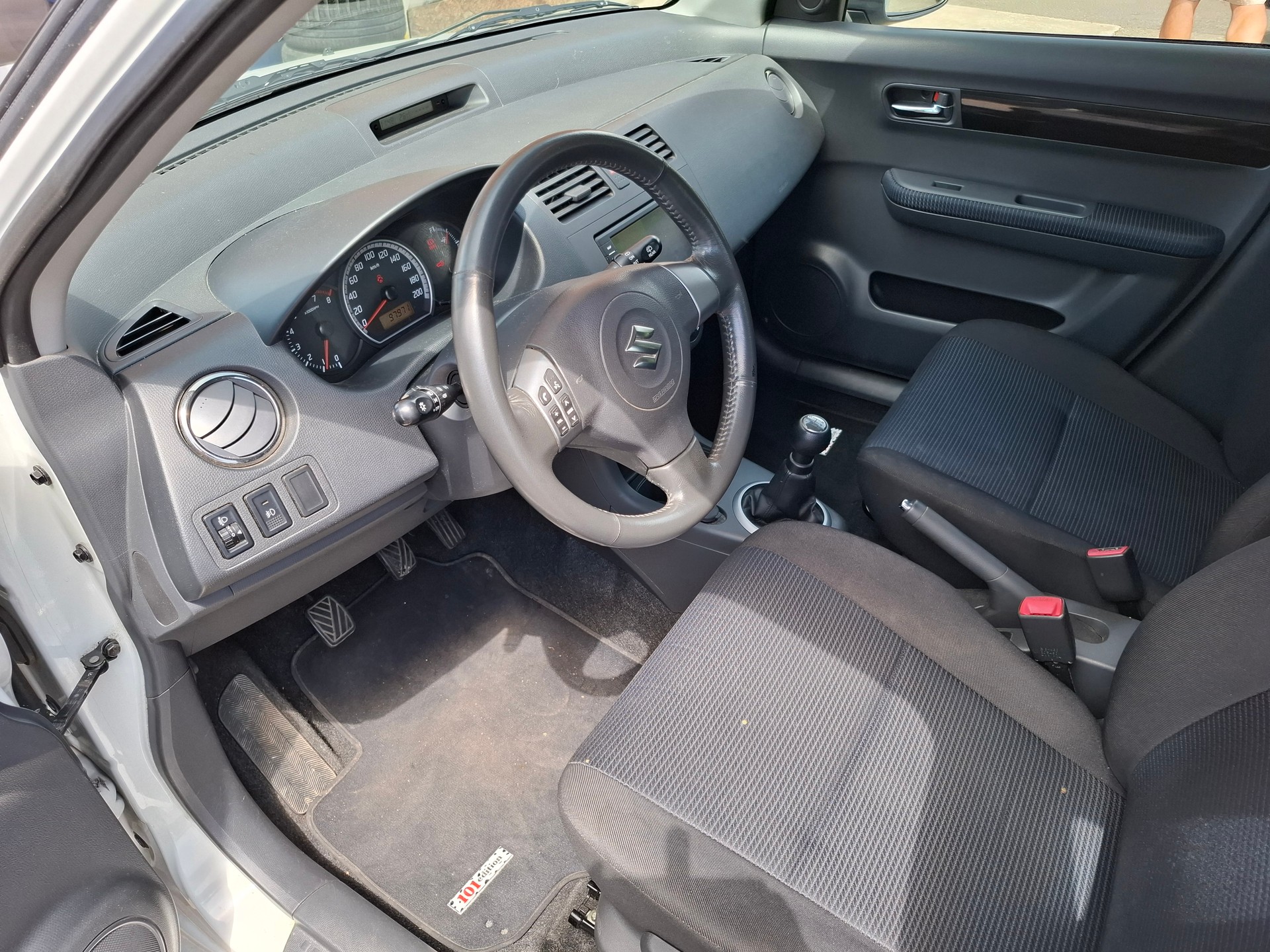 SUZUKI Swift 1.3i 16V GL Top 4x4 101 Edition-image-7