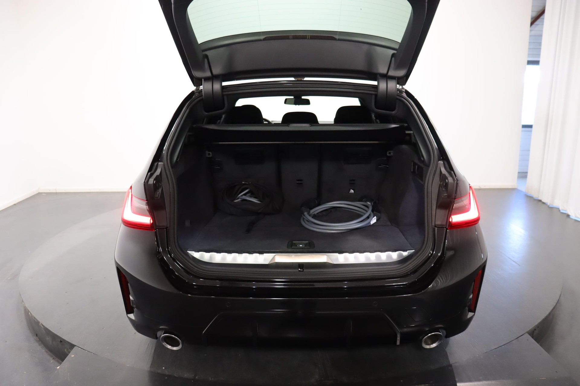 BMW 330e xDrive SAG Touring-image-5