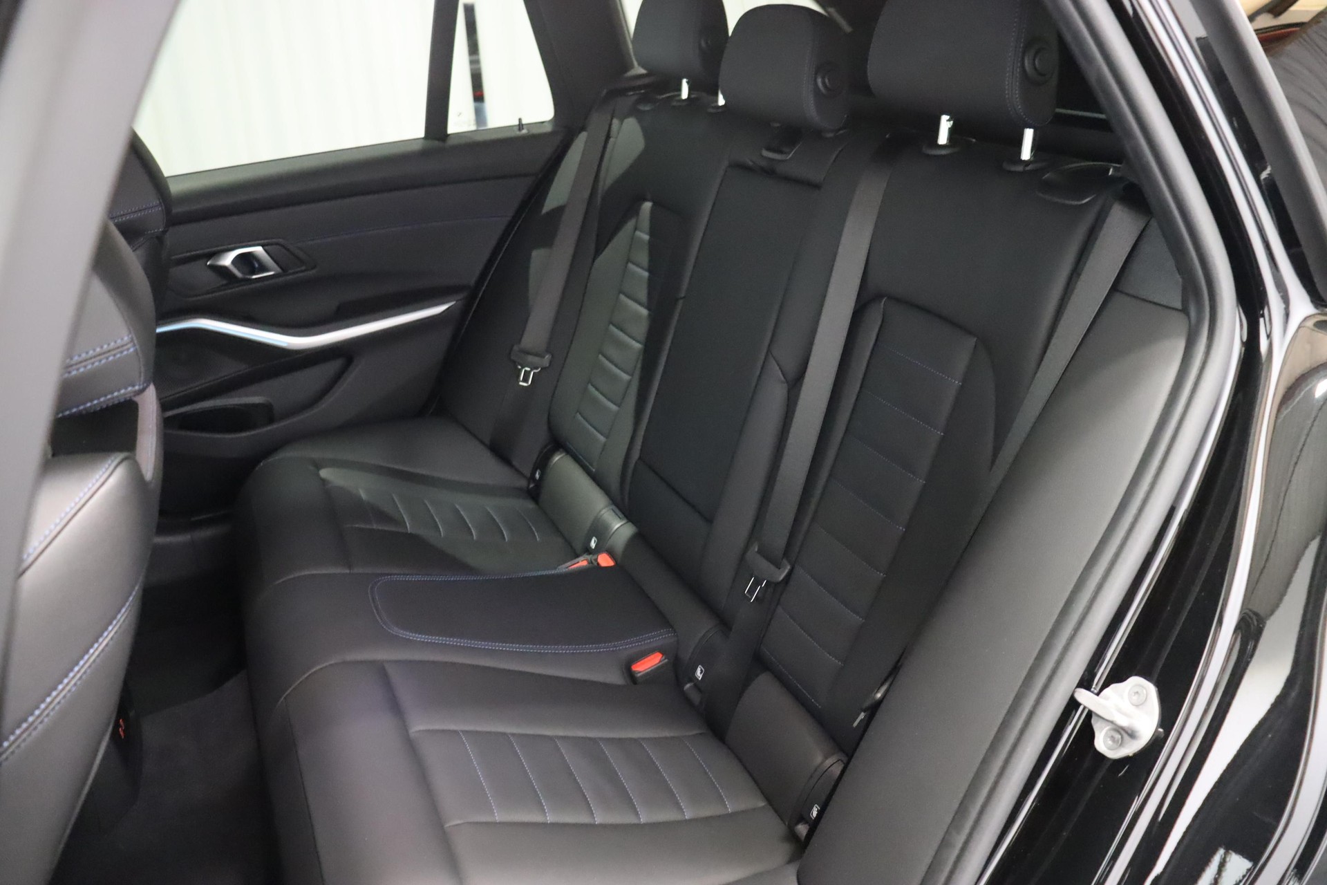 BMW 330e xDrive SAG Touring-image-11
