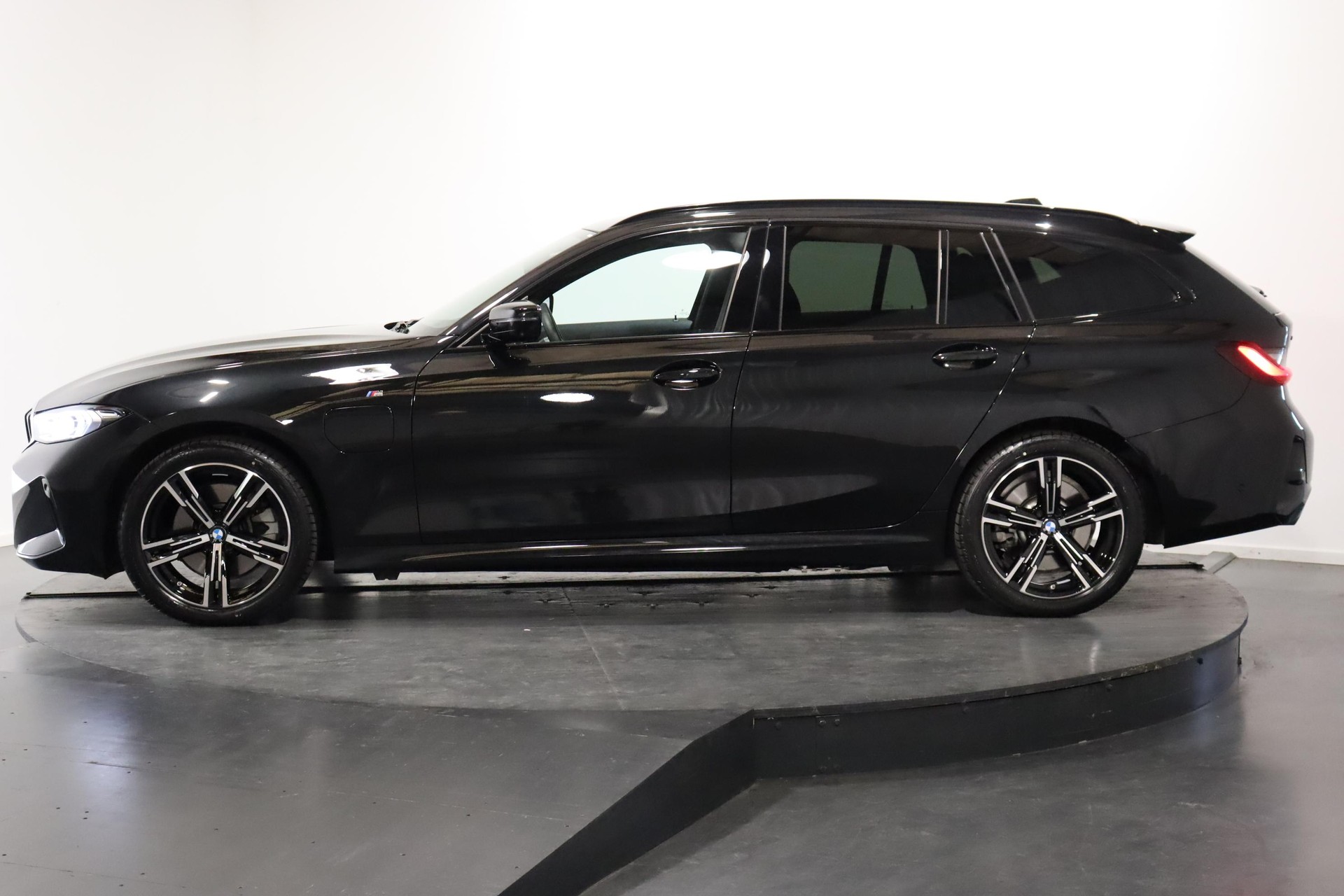 BMW 330e xDrive SAG Touring-image-3