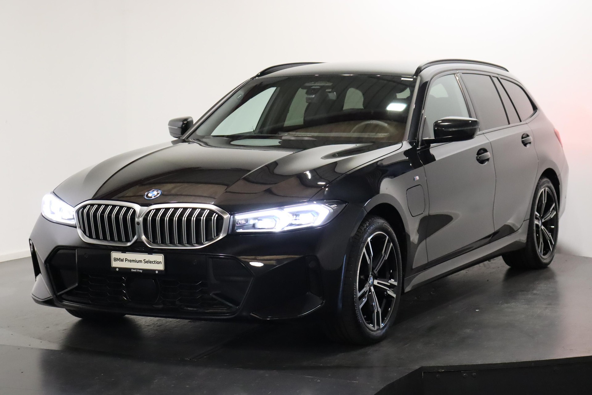 BMW 330e xDrive SAG Touring-image-0