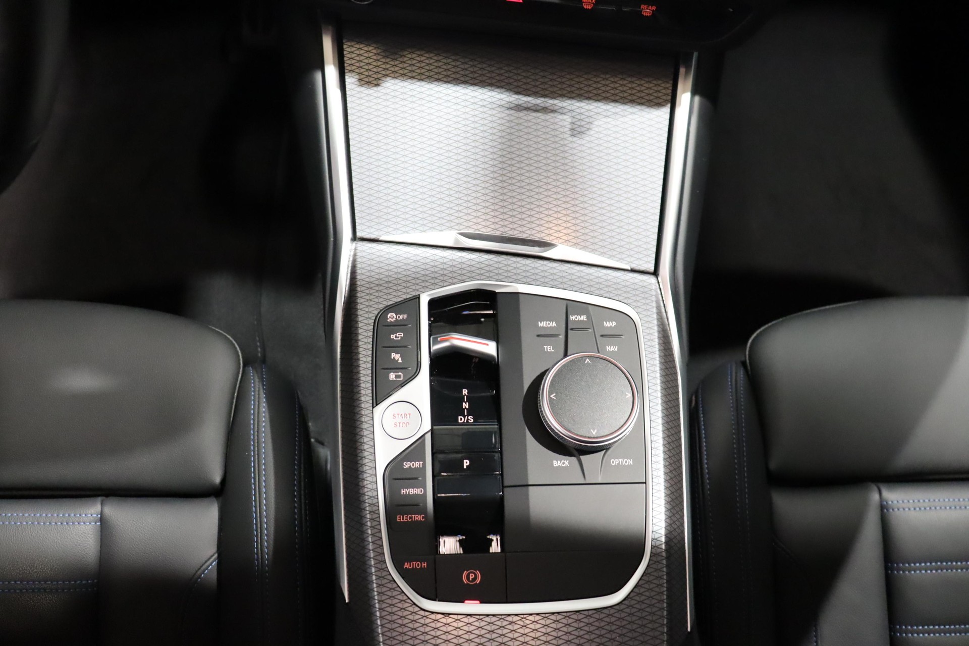 BMW 330e xDrive SAG Touring-image-12