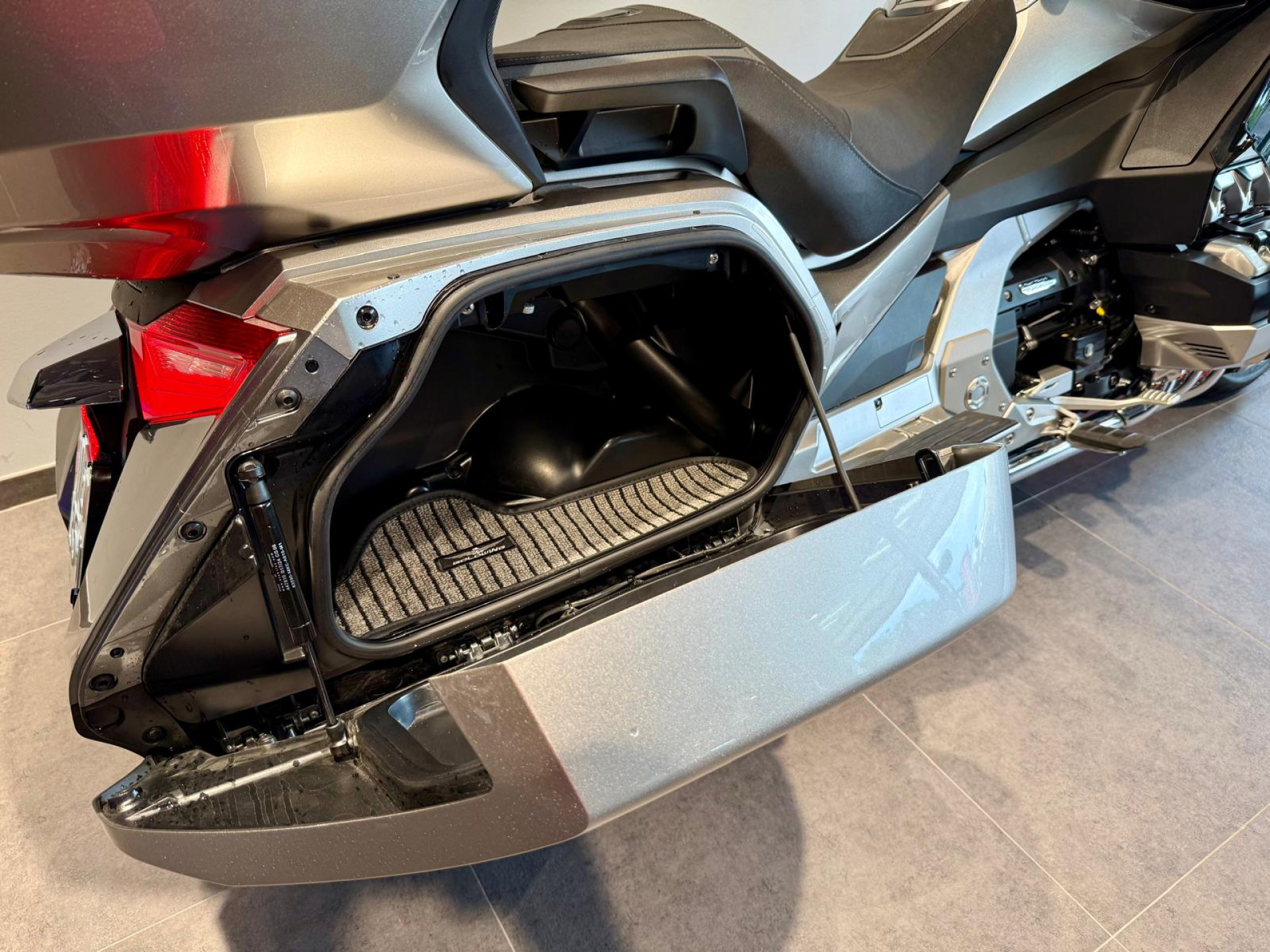 HONDA GL 1800 Gold Wing Tour DCT-showroom-element-3