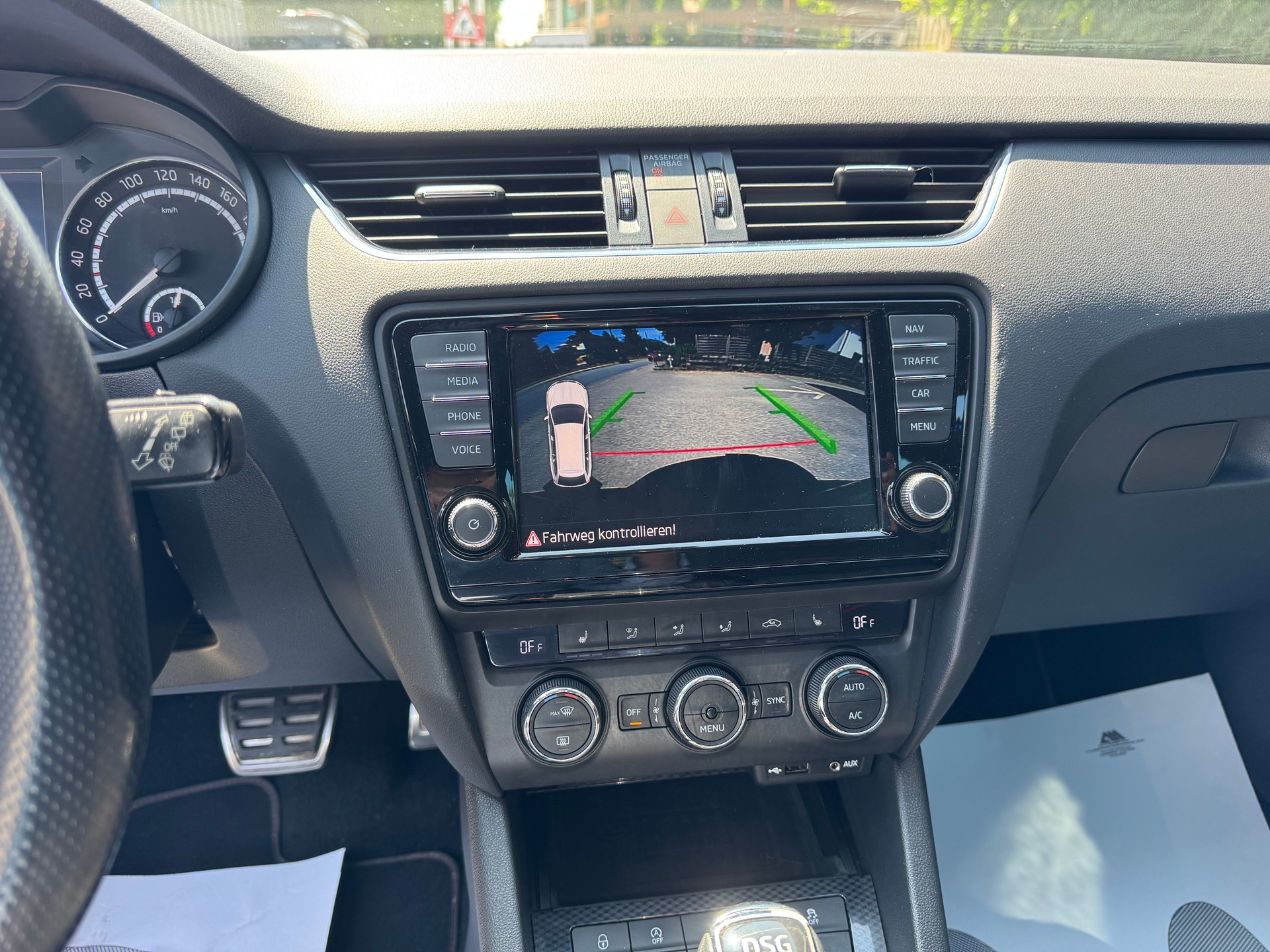 SKODA Octavia Combi 2.0 TDI RS 4x4 DSG-image-13