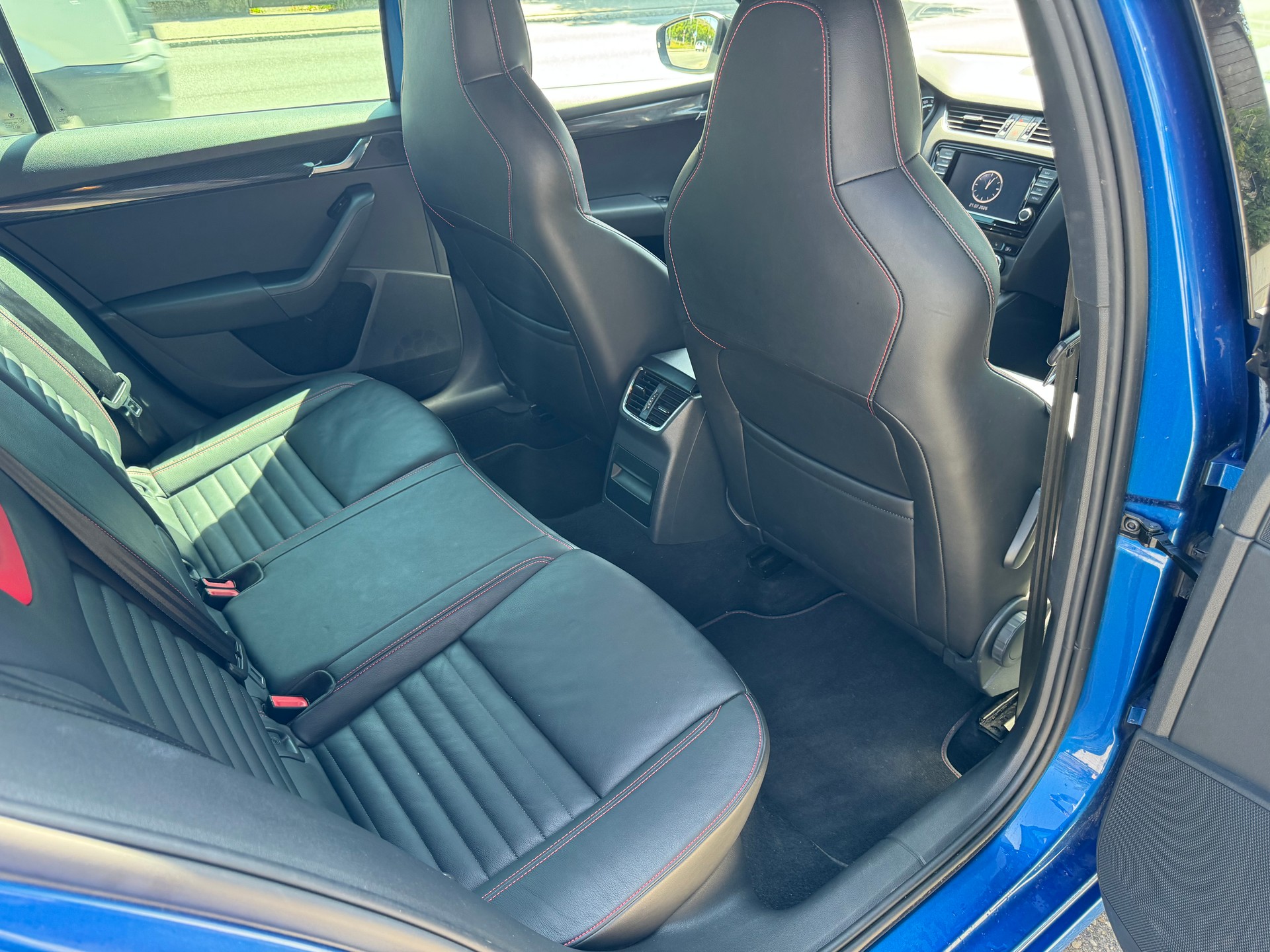 SKODA Octavia Combi 2.0 TDI RS 4x4 DSG-image-12