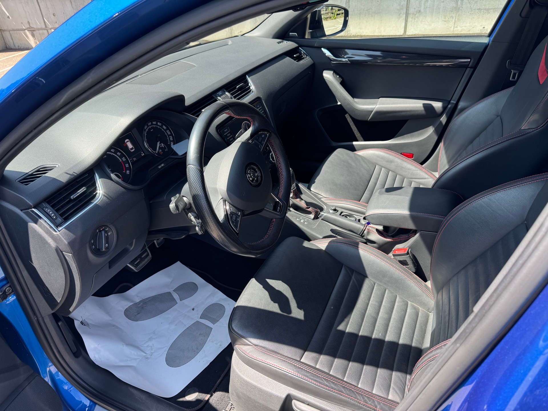 SKODA Octavia Combi 2.0 TDI RS 4x4 DSG-image-9