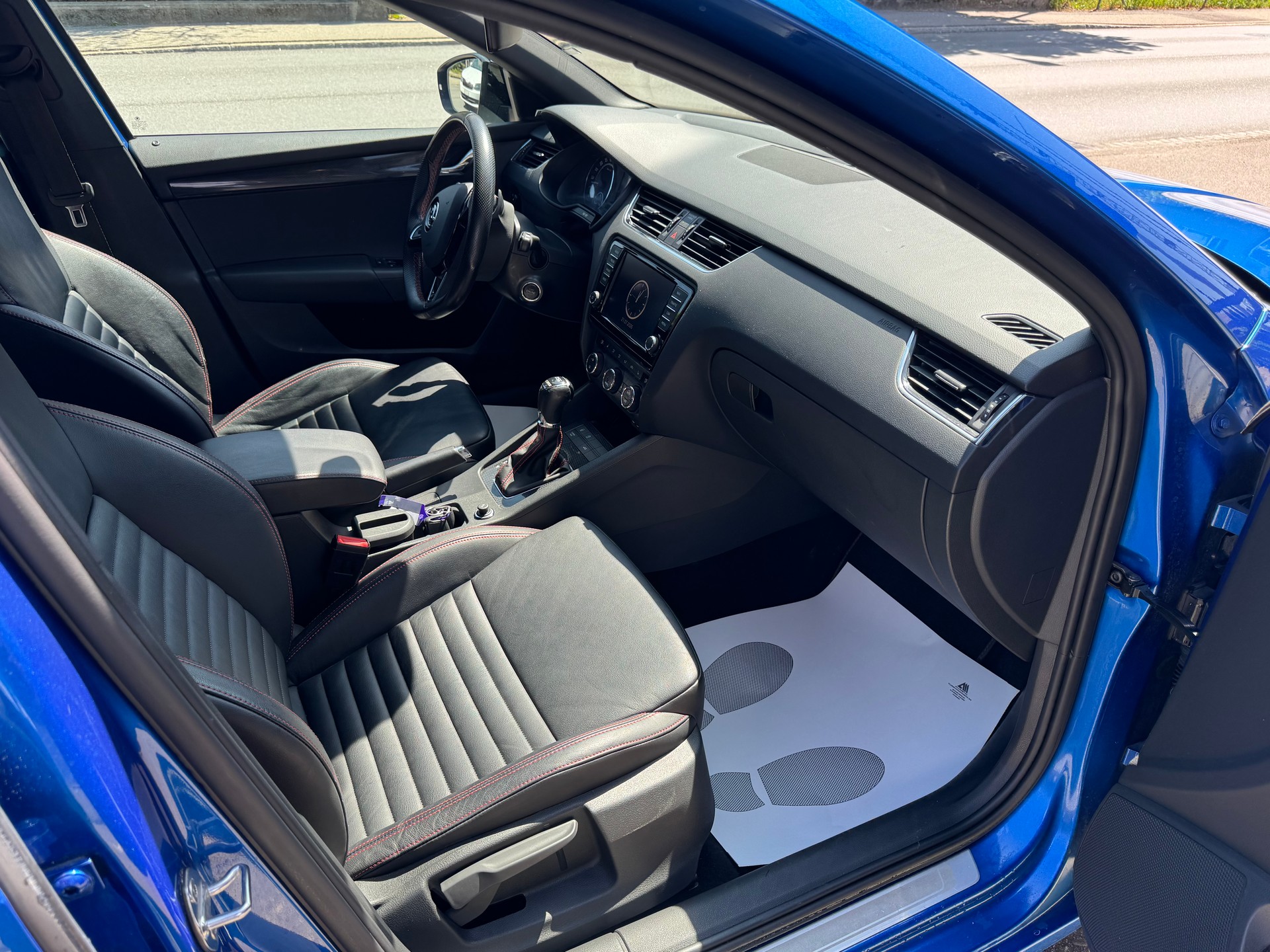 SKODA Octavia Combi 2.0 TDI RS 4x4 DSG-image-10