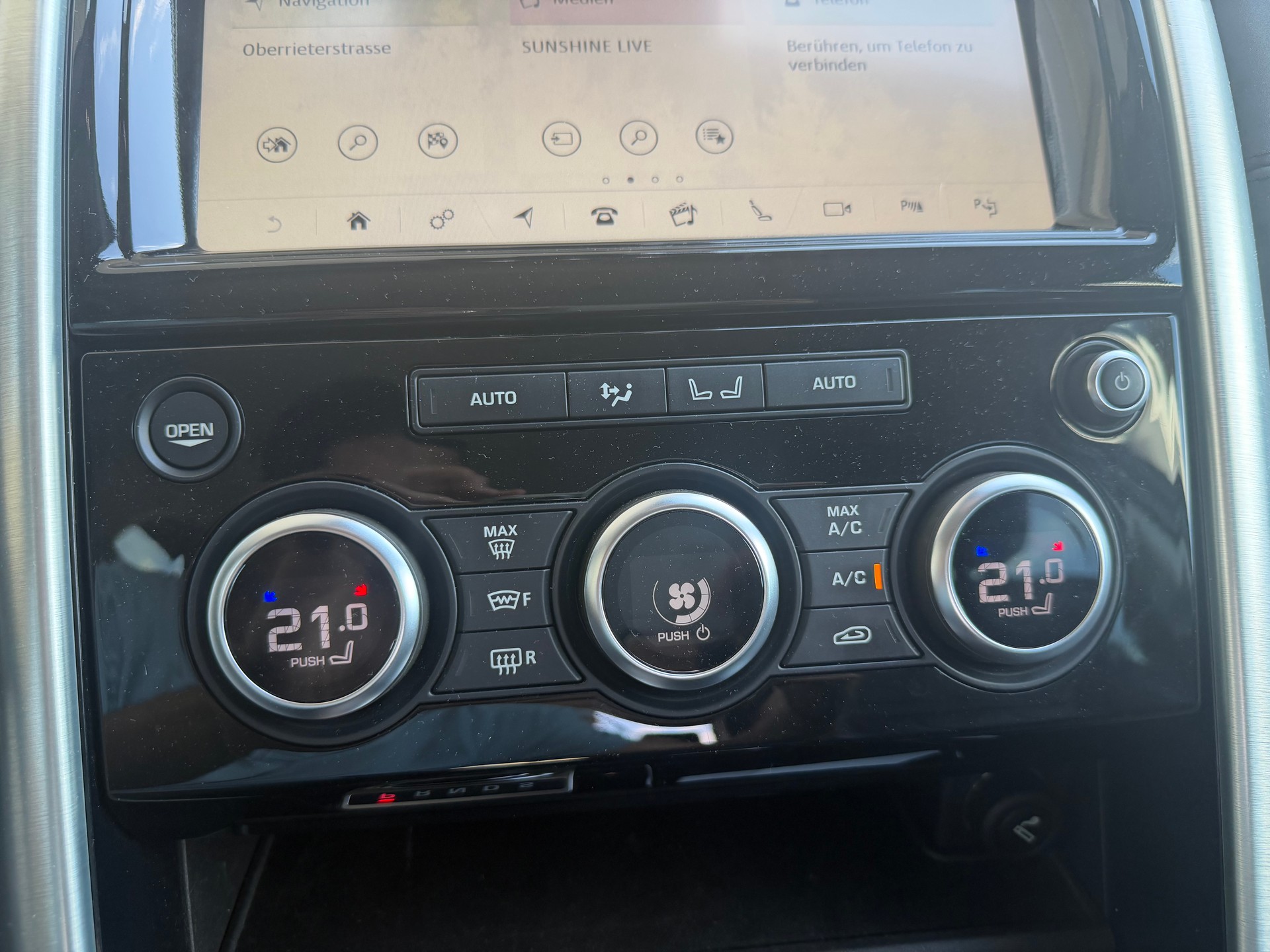 LAND ROVER Discovery 3.0 SDV6 HSE Automatic-image-11