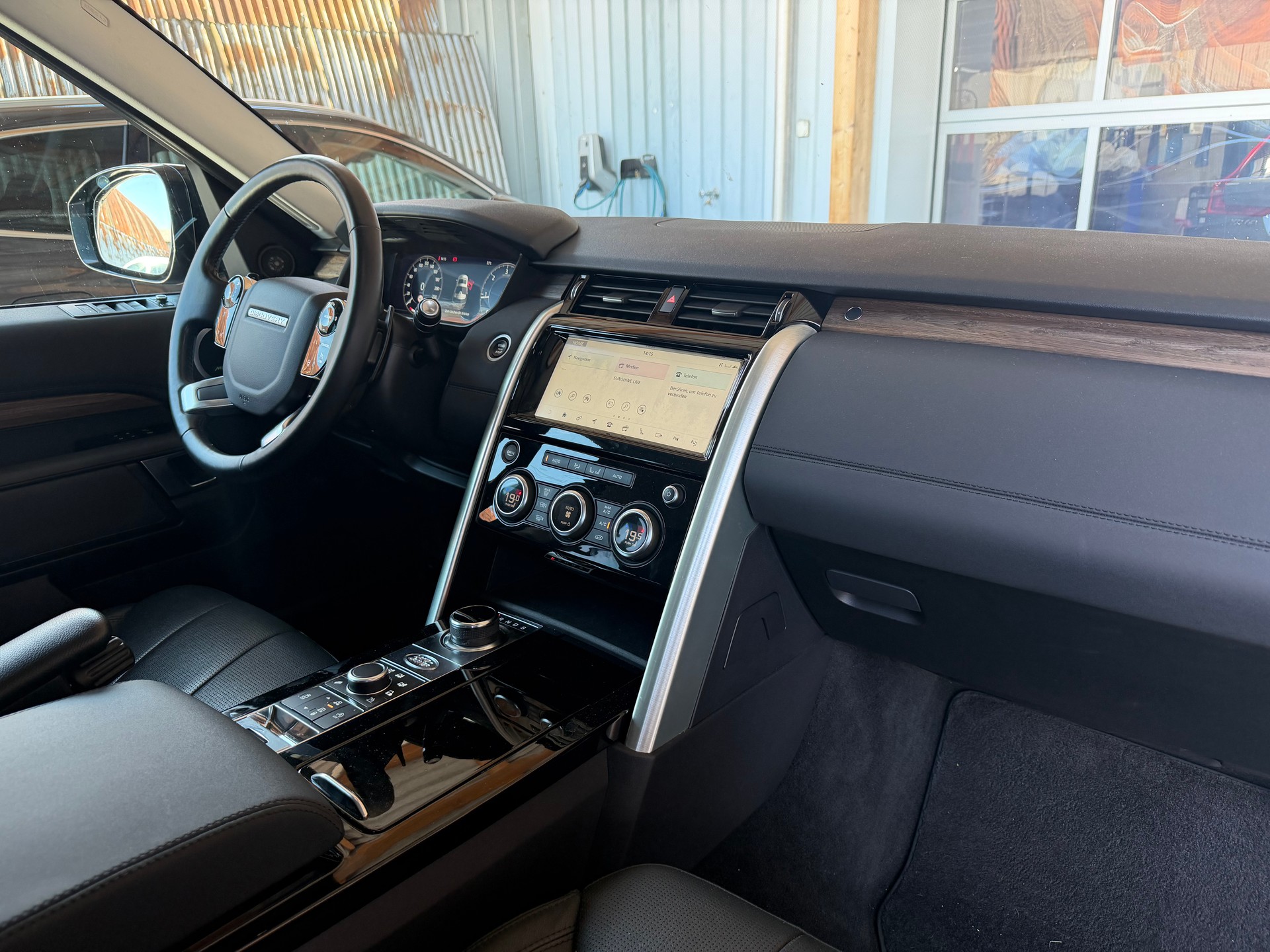 LAND ROVER Discovery 3.0 SDV6 HSE Automatic-image-2