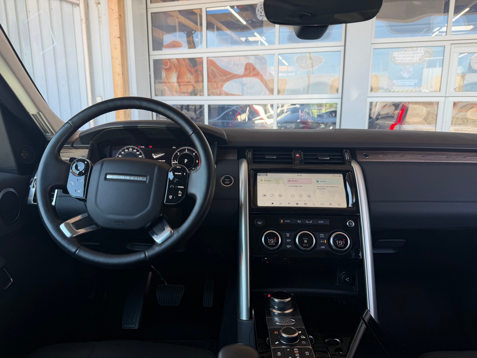 LAND ROVER Discovery 3.0 SDV6 HSE Automatic-image-8
