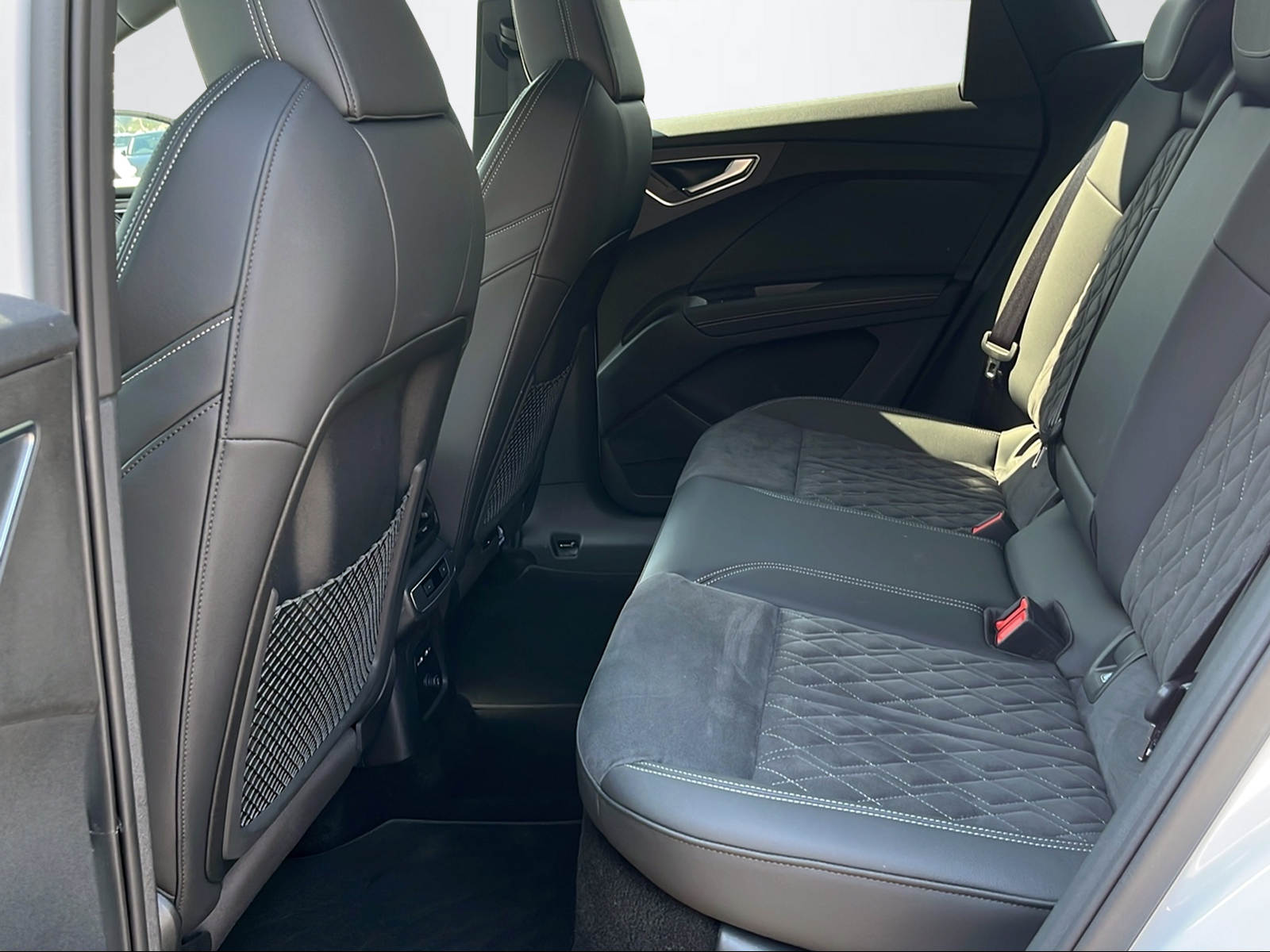 AUDI Q4 e-tron 45 Attraction quattro-image-8