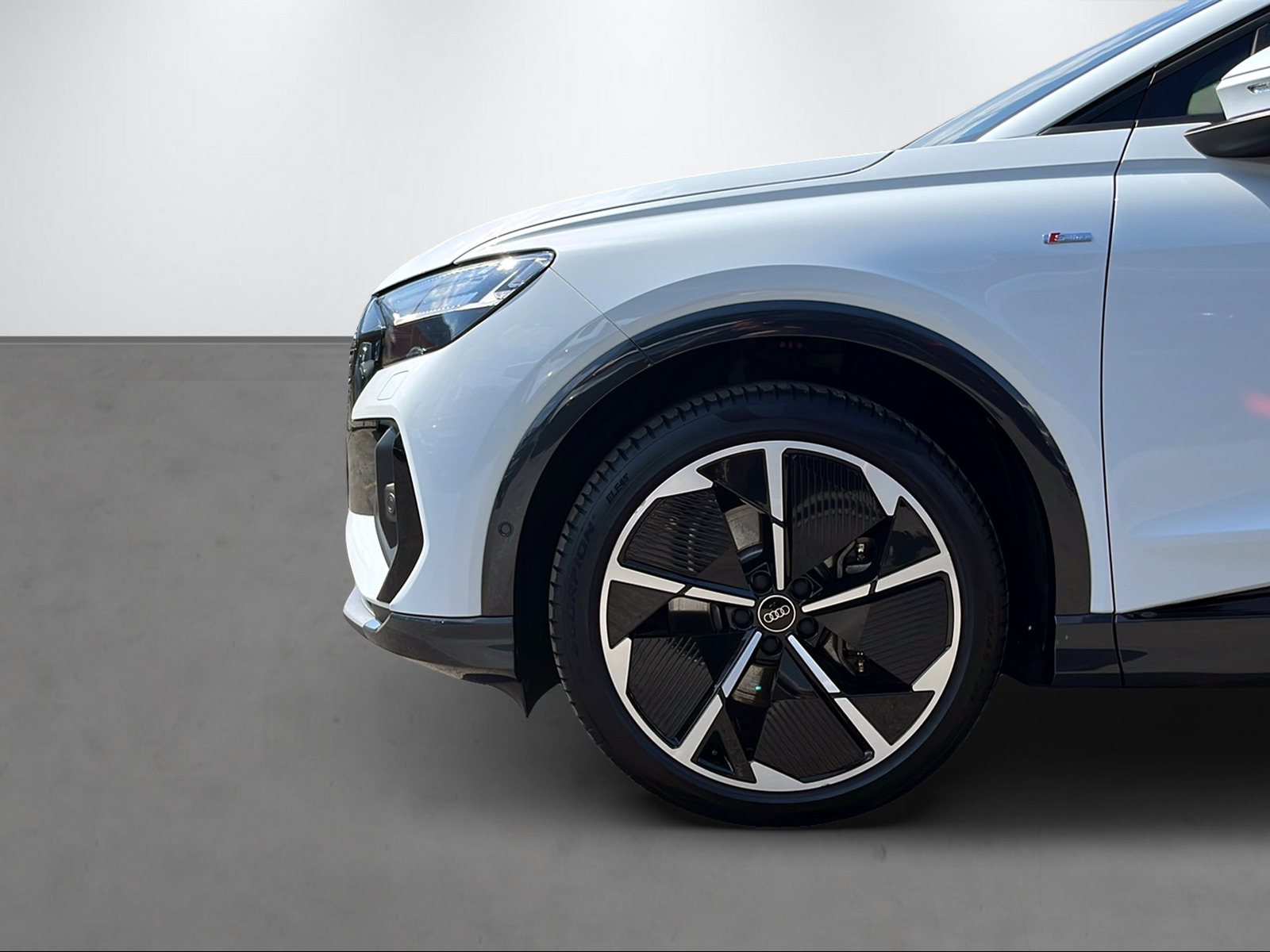 AUDI Q4 e-tron 45 Attraction quattro-image-4