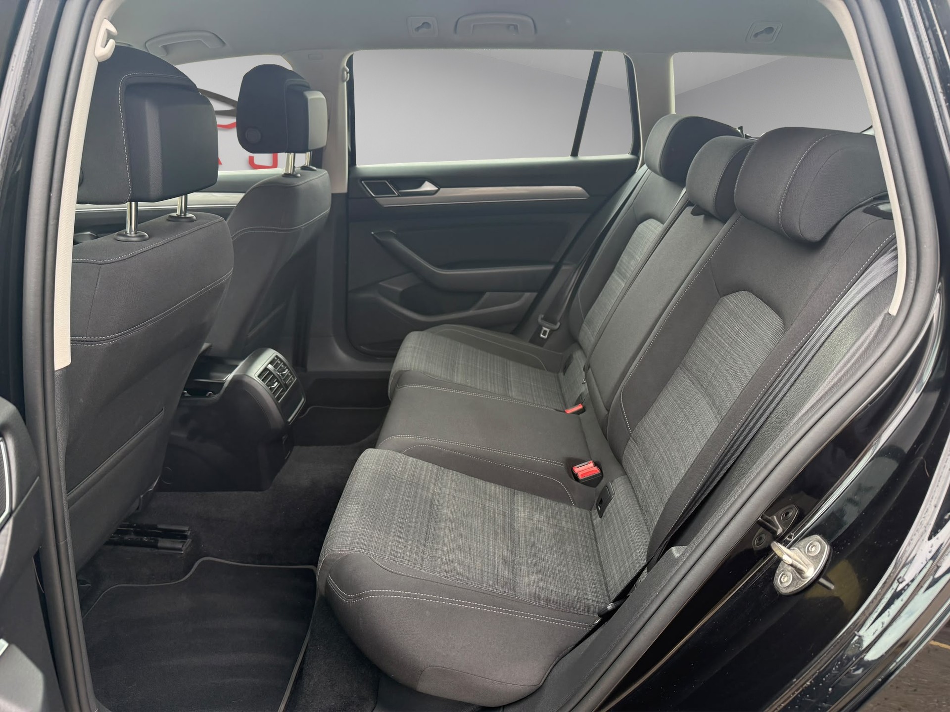 VW Passat 2.0 TDI BMT Business DSG-image-13