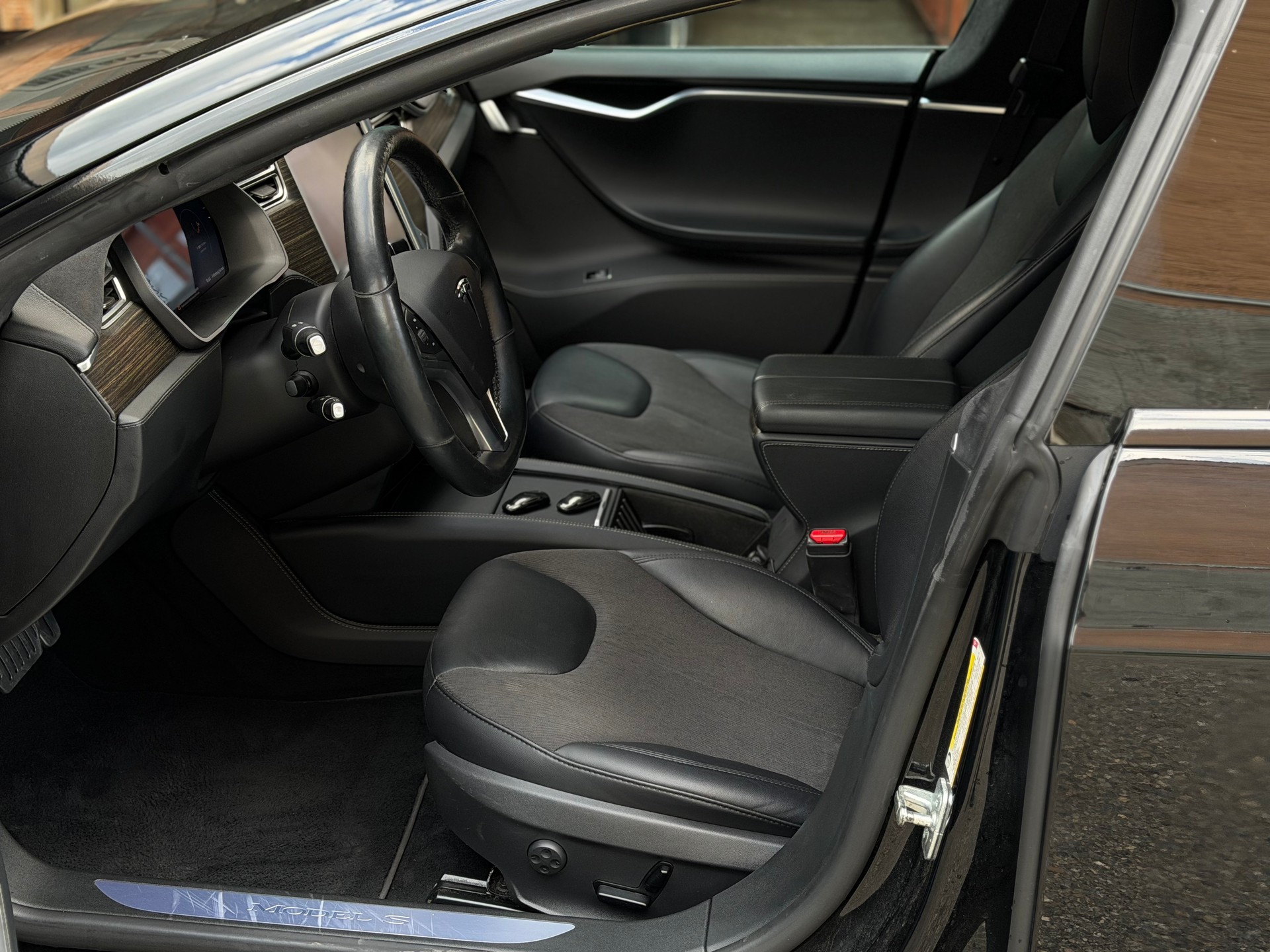 TESLA Model S 85 D Performance-image-8