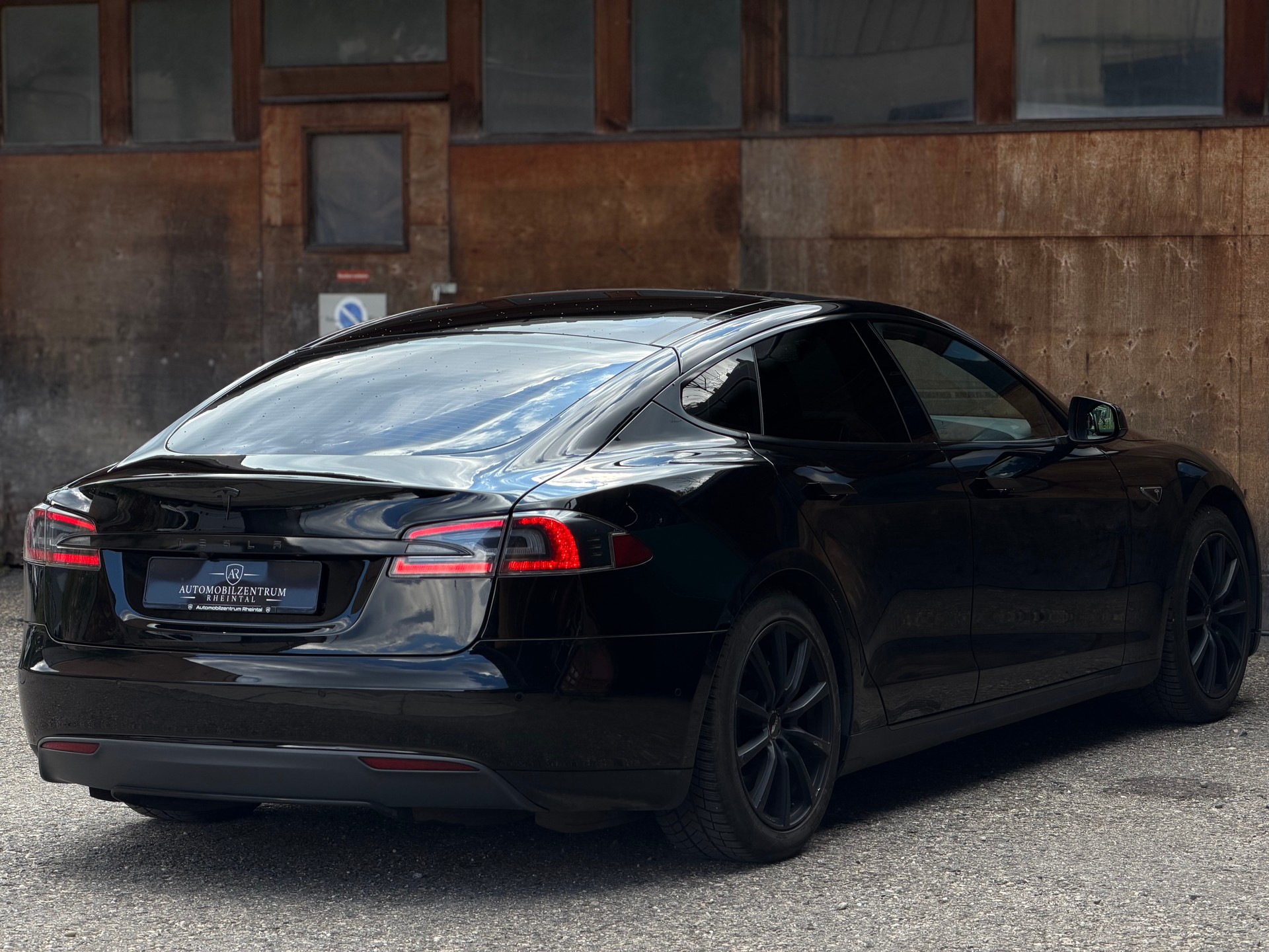 TESLA Model S 85 D Performance-image-4