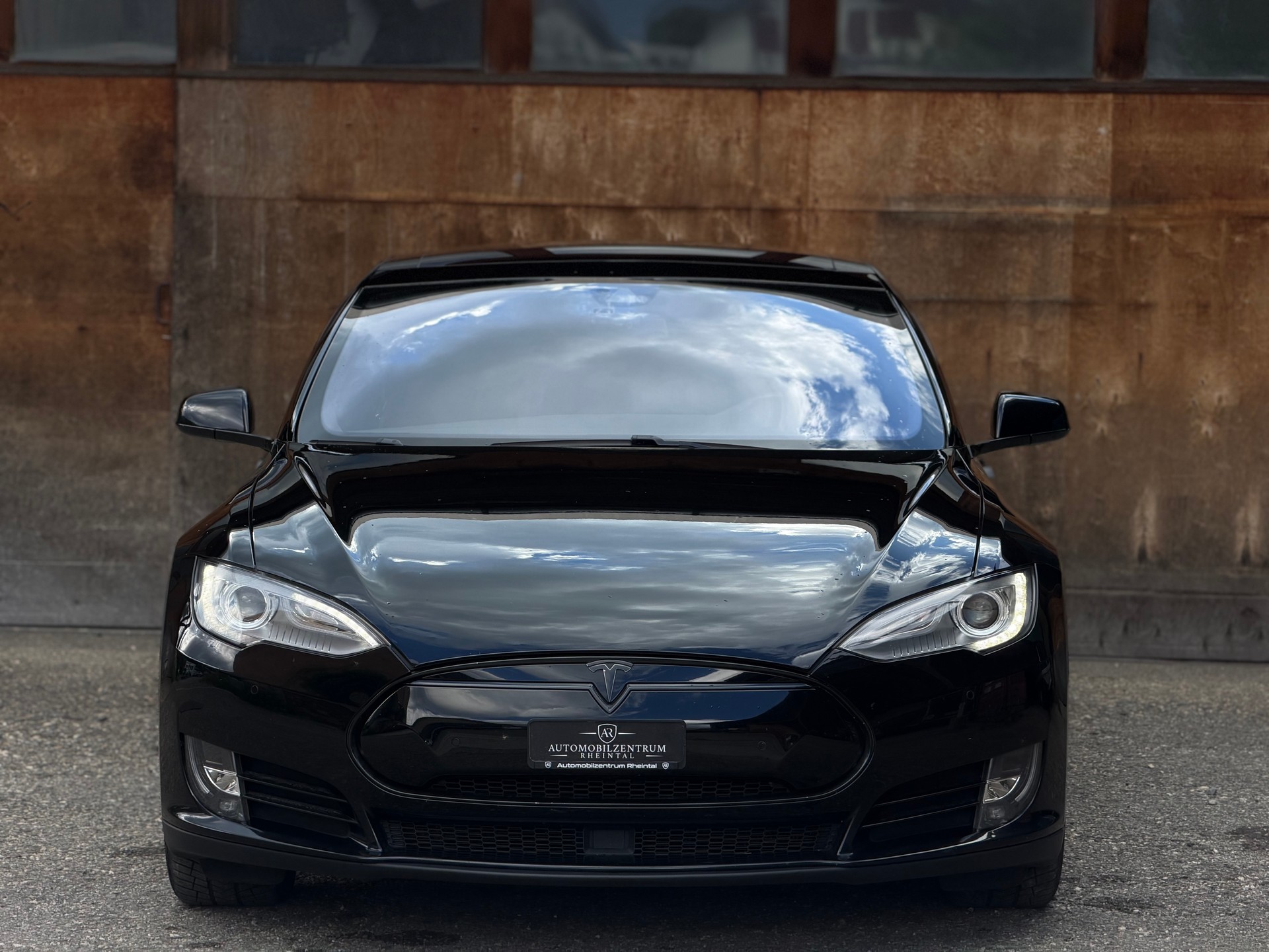 TESLA Model S 85 D Performance-image-1