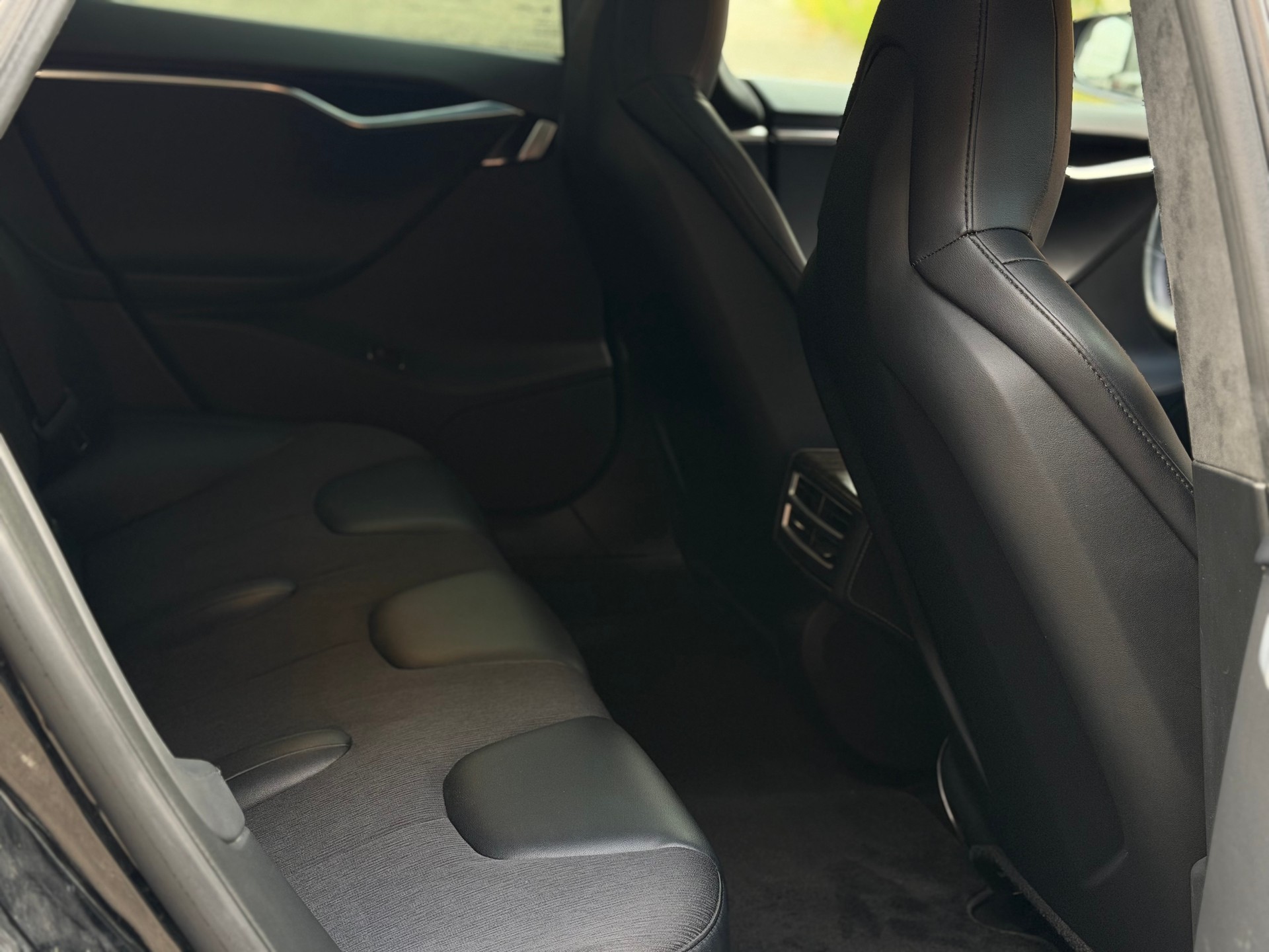 TESLA Model S 85 D Performance-image-12