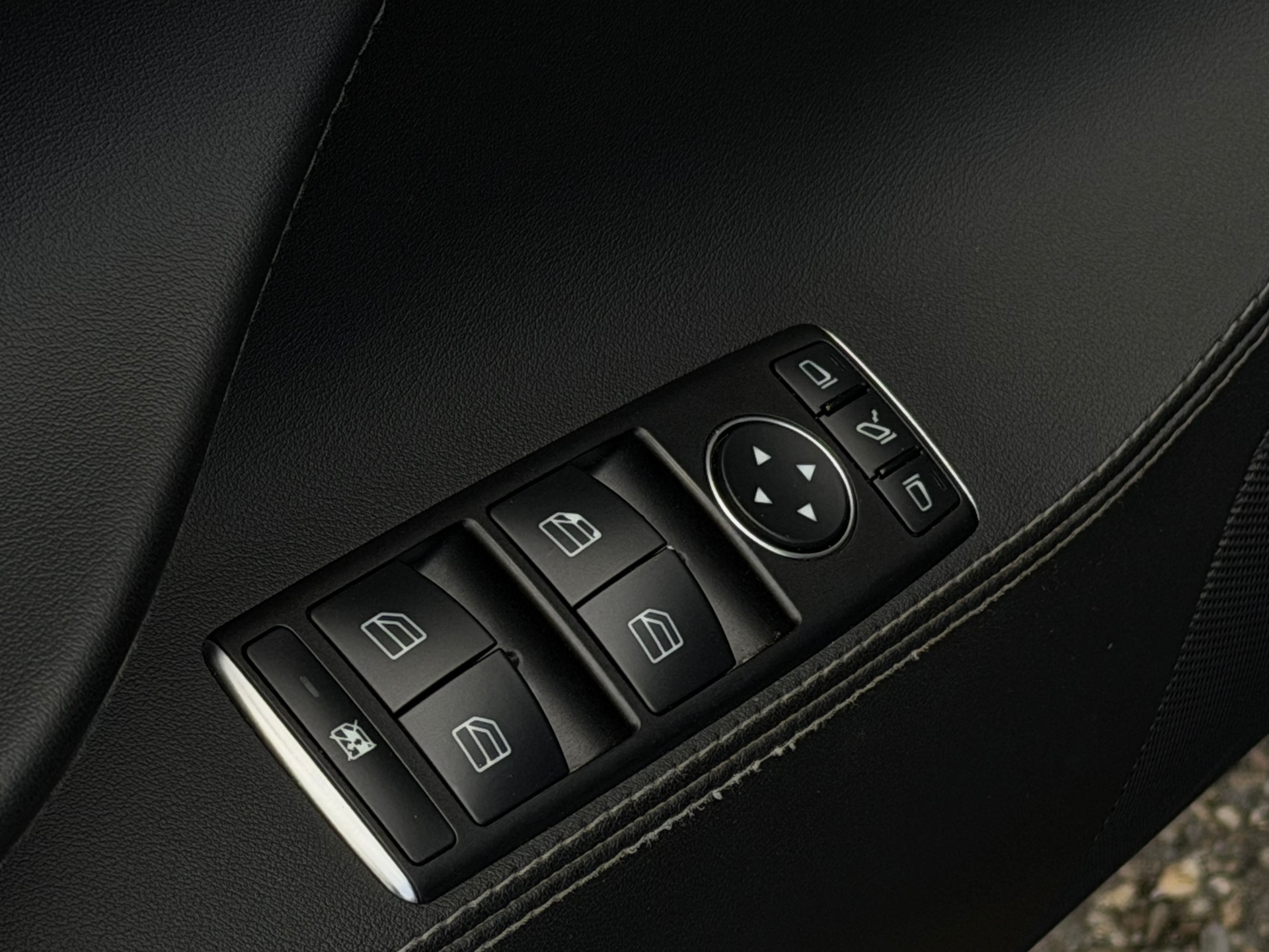 TESLA Model S 85 D Performance-image-10