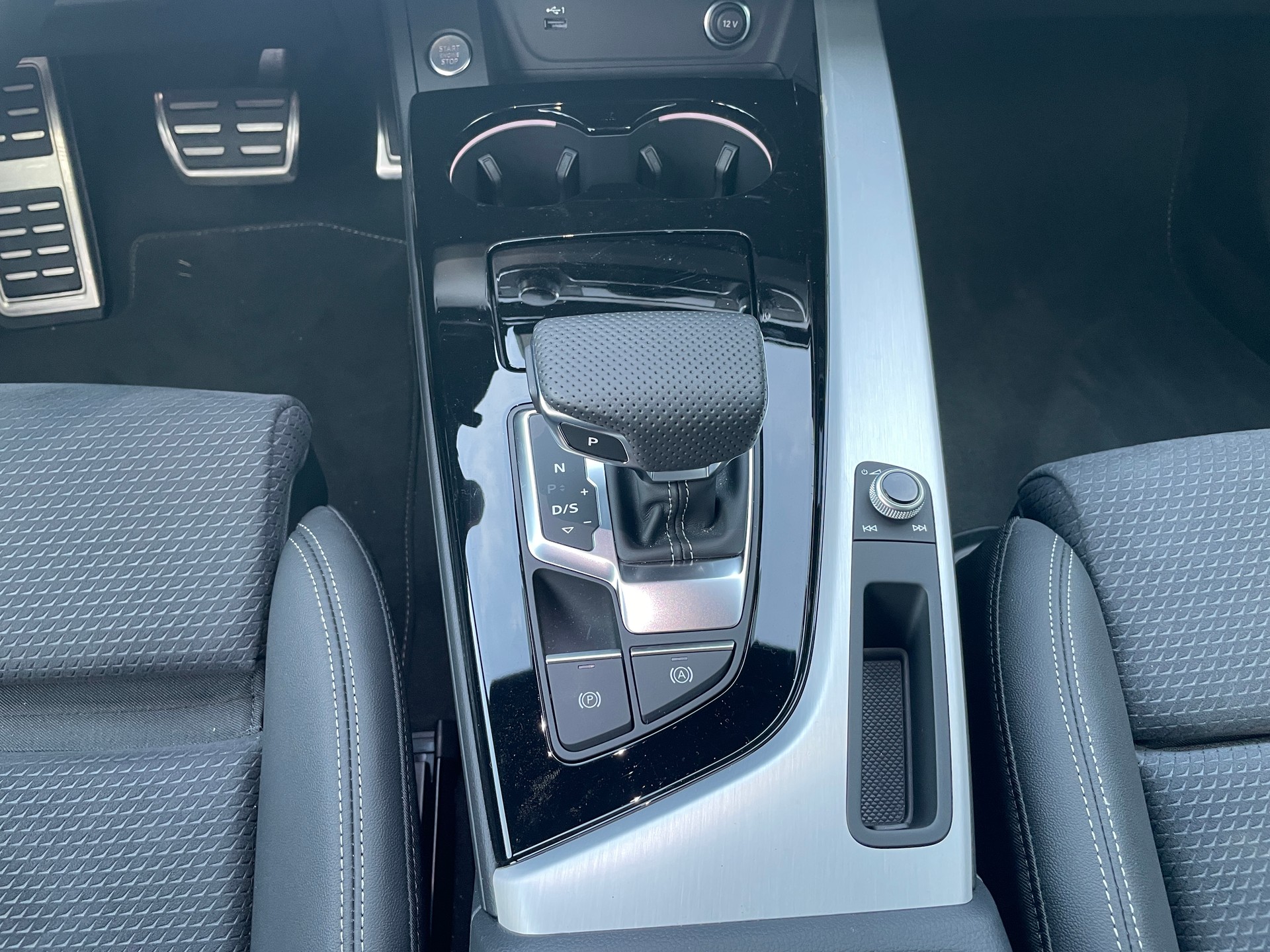 AUDI A4 Avant 45 TFSI S line S-tronic quattro Competition Edition Plus-image-21
