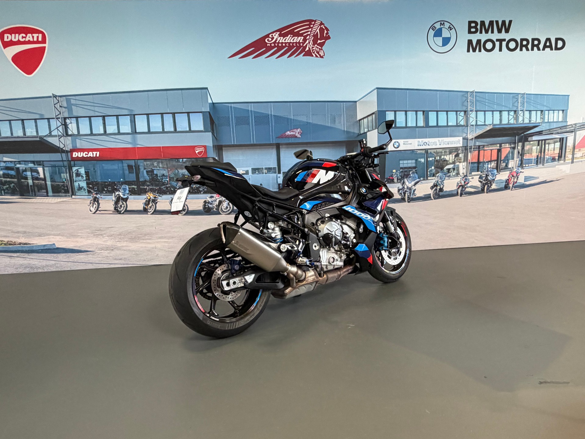 BMW M 1000 R-showroom-element-2