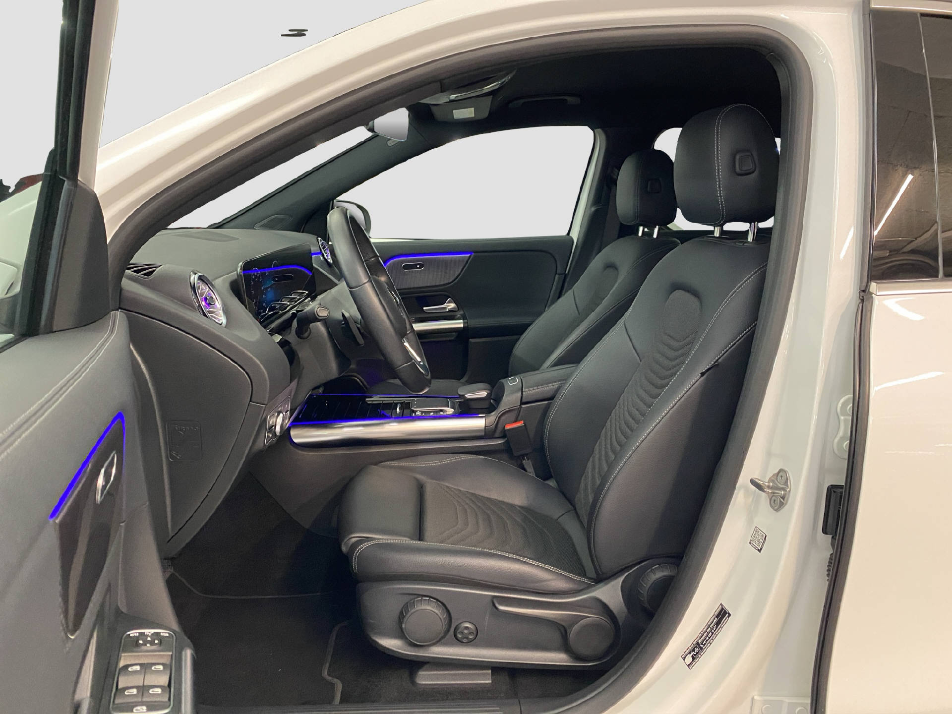 MERCEDES-BENZ EQA 300 Swiss Star 4MATIC-image-6