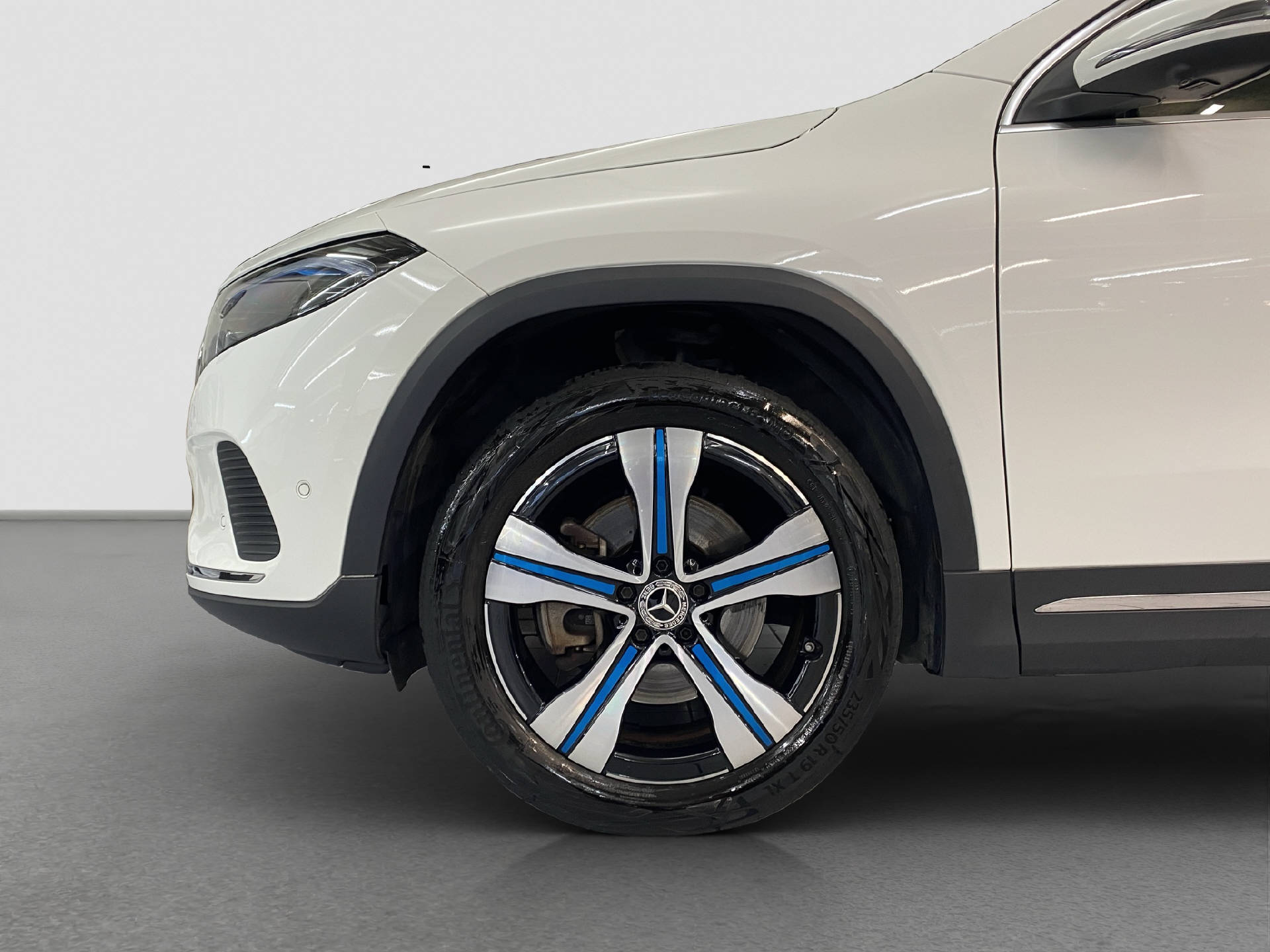 MERCEDES-BENZ EQA 300 Swiss Star 4MATIC-image-5