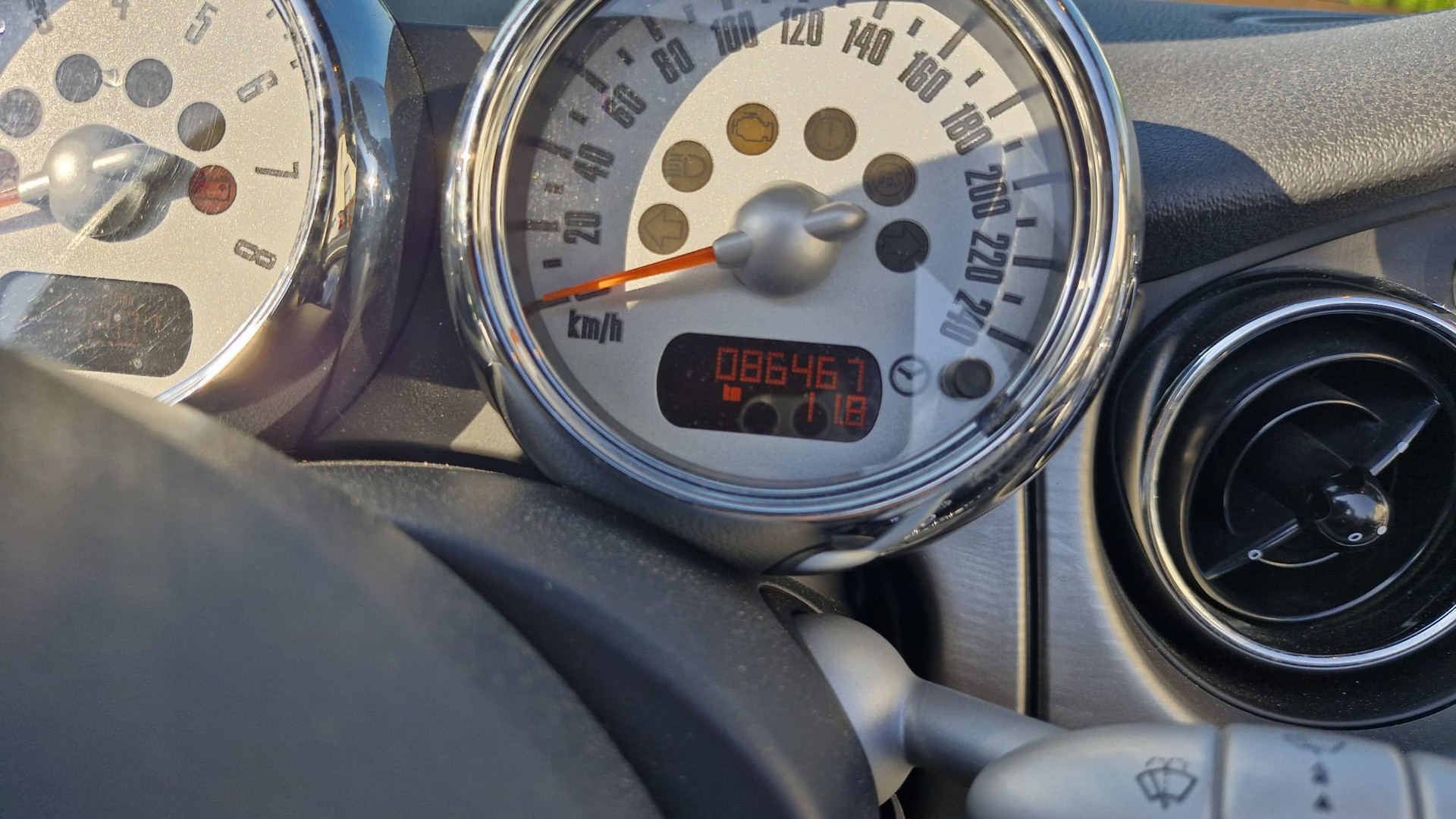 MINI 1.6i Cooper-image-1