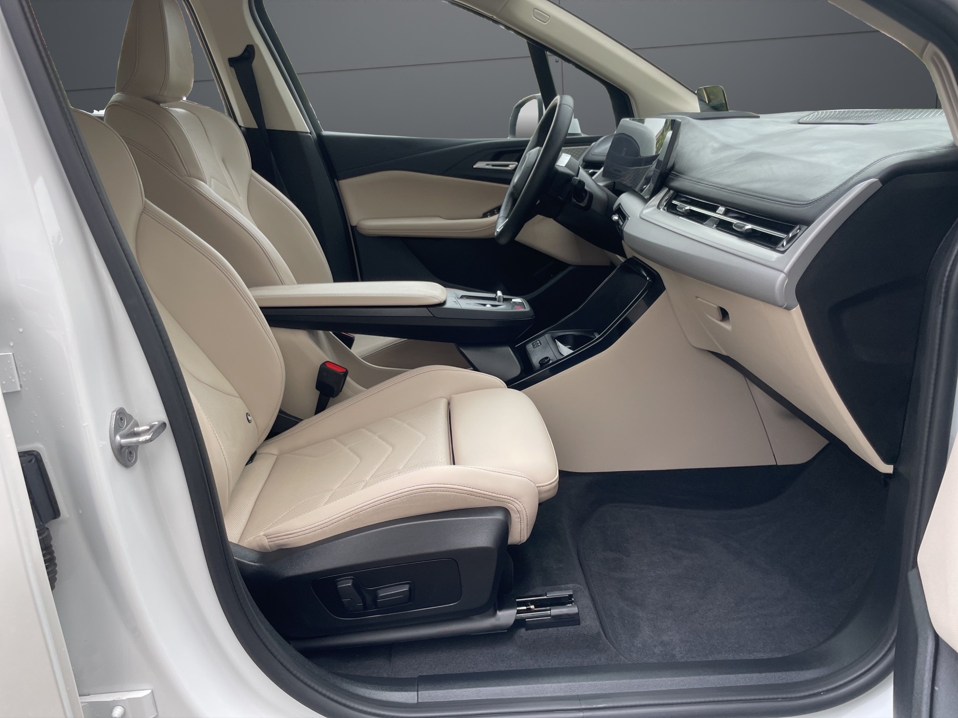 BMW 230e xDrive Active Tourer-image-8