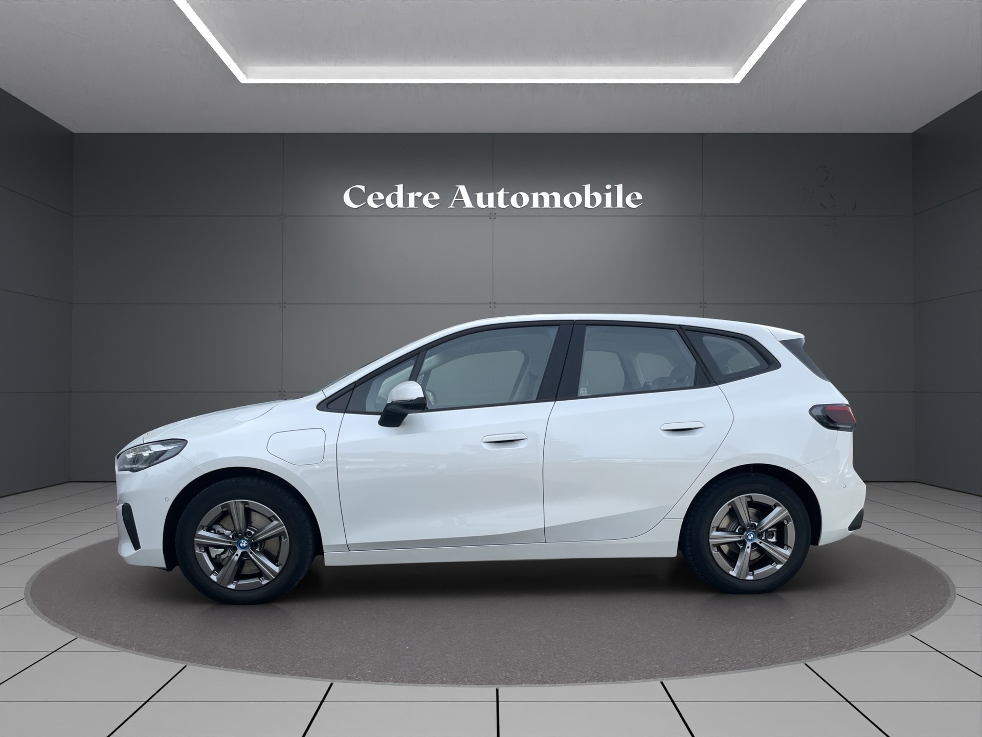 BMW 230e xDrive Active Tourer-image-3