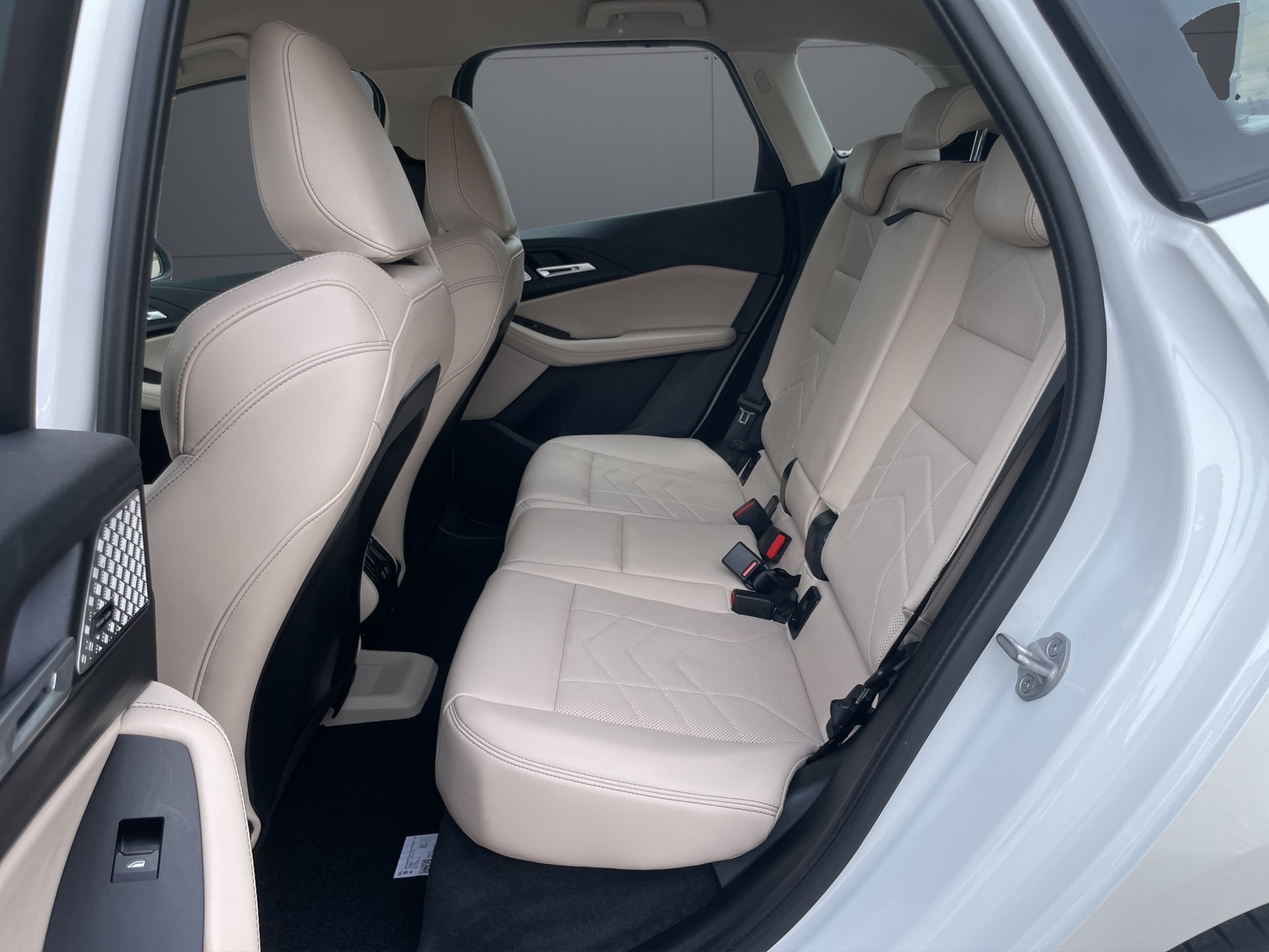 BMW 230e xDrive Active Tourer-image-9