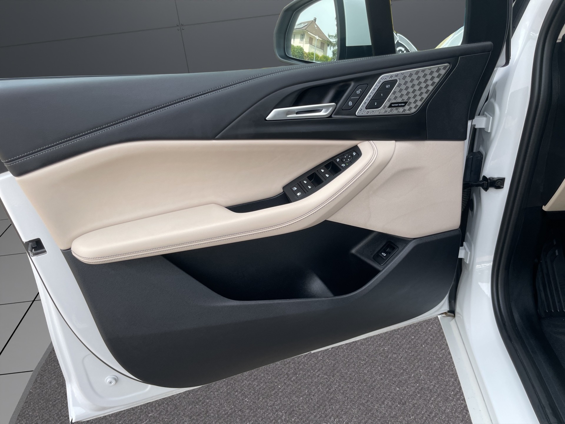 BMW 230e xDrive Active Tourer-image-15
