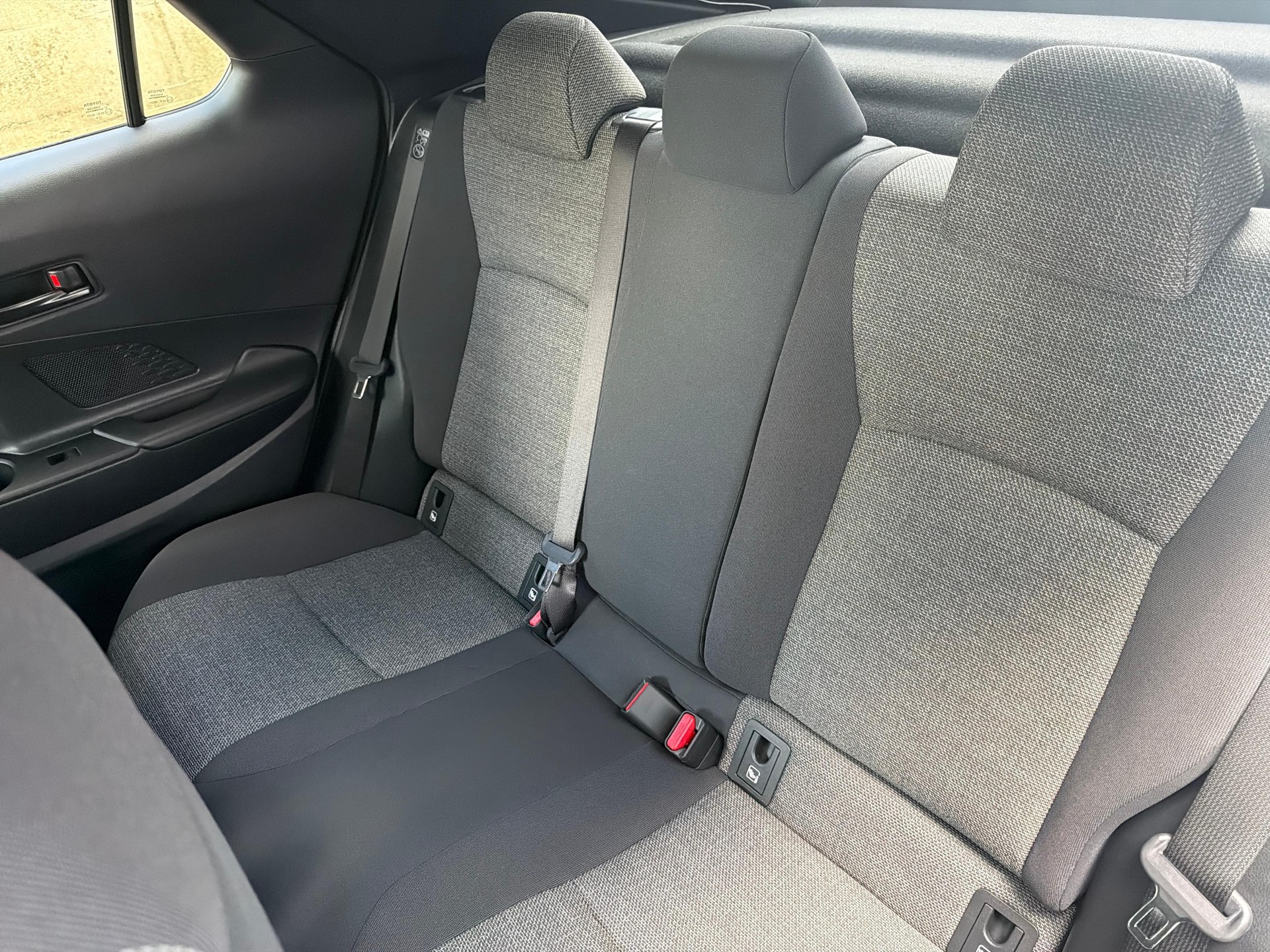 TOYOTA C-HR 2.0 PHEV Swiss Edition-image-10