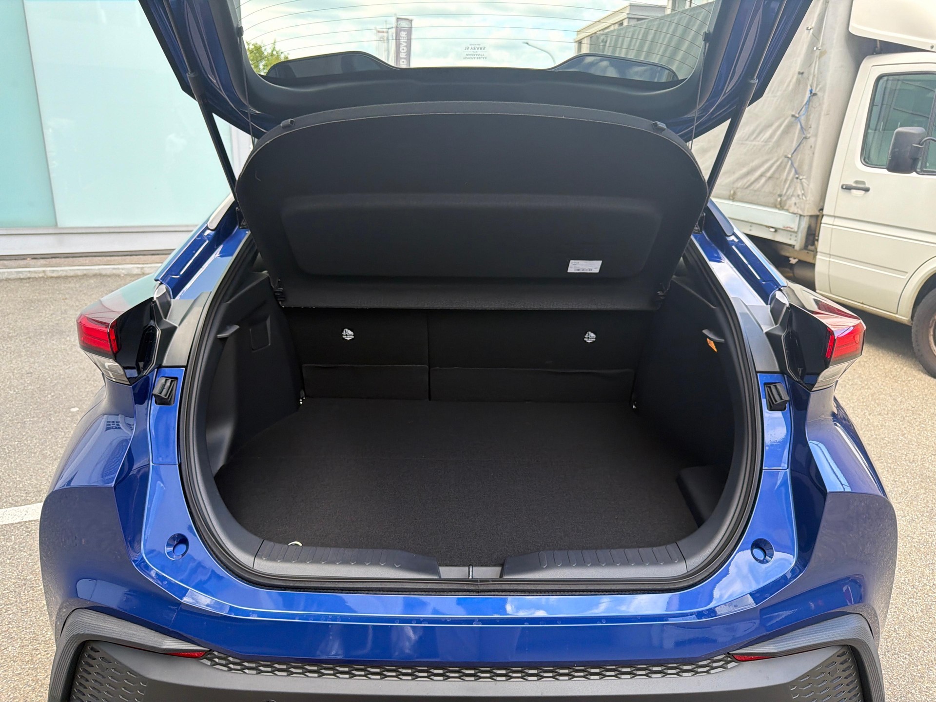 TOYOTA C-HR 2.0 PHEV Swiss Edition-image-11