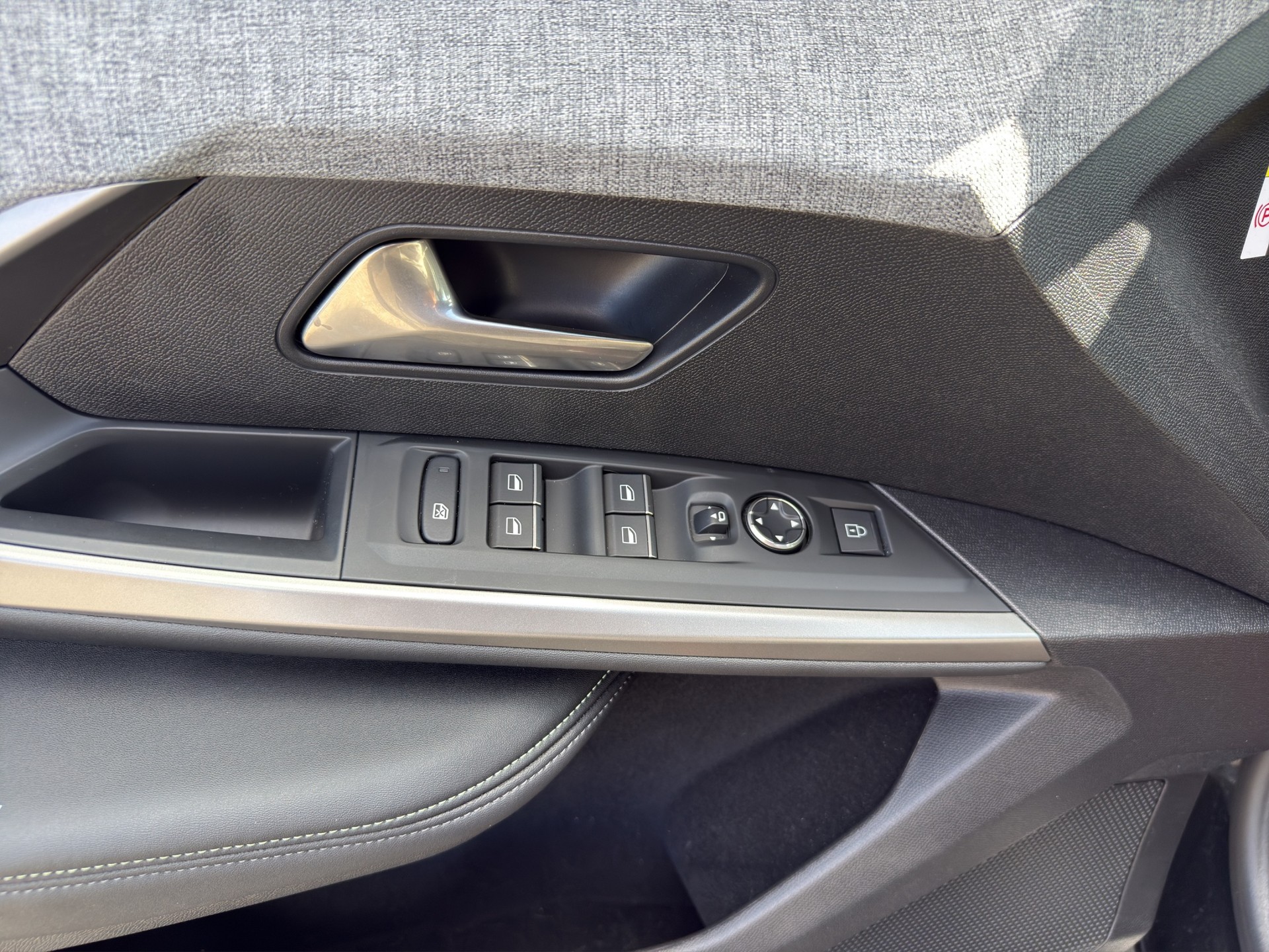 PEUGEOT 5008 145 Hybrid e-DCS6 GT-image-8
