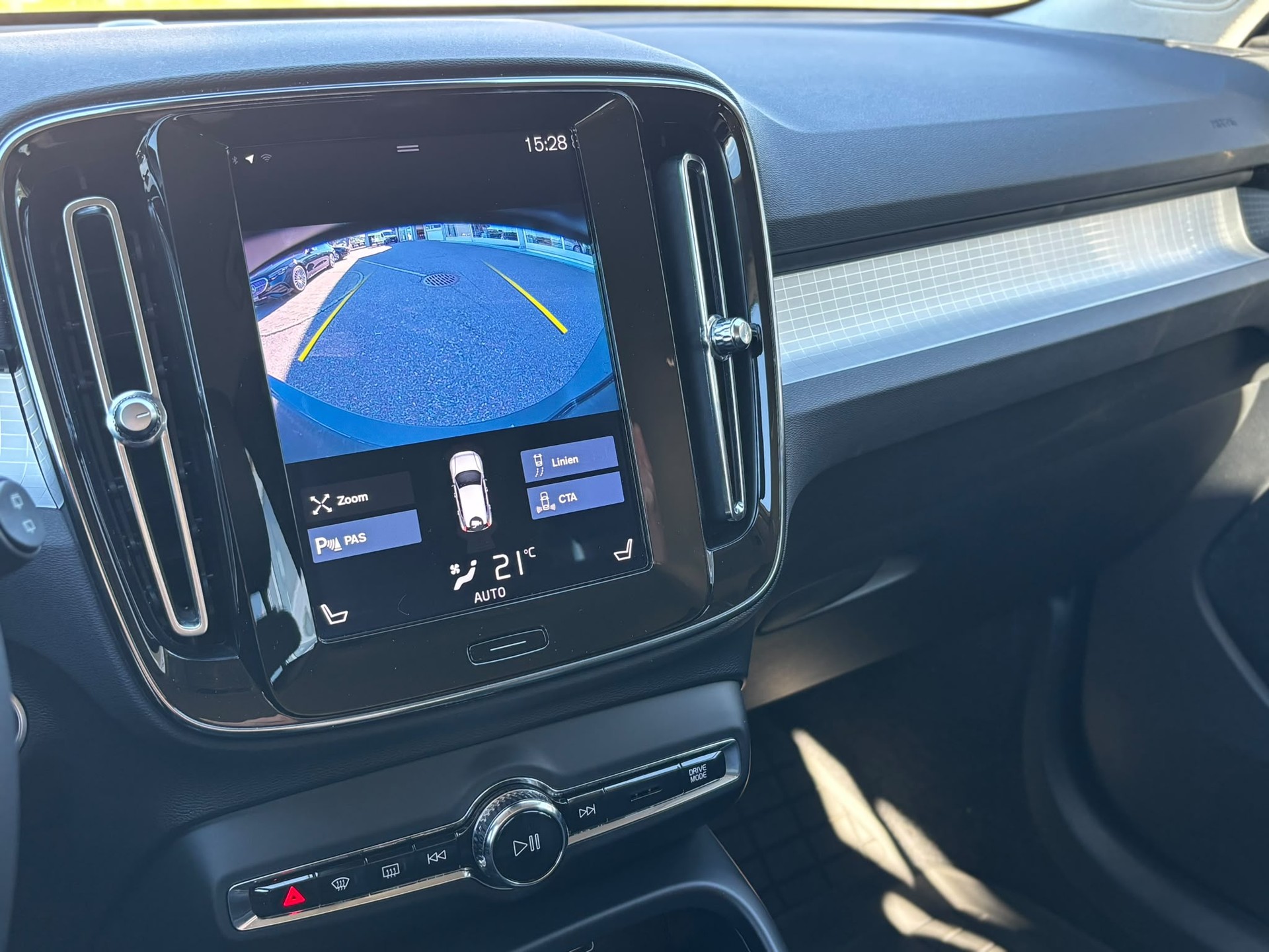 VOLVO XC 40 2.0 D4 Momentum AWD-image-11