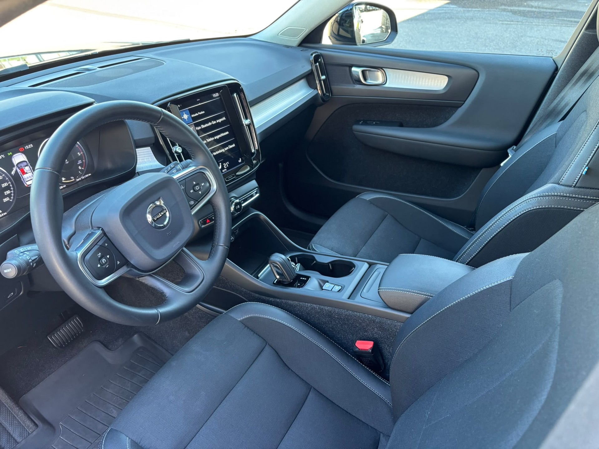 VOLVO XC 40 2.0 D4 Momentum AWD-image-6