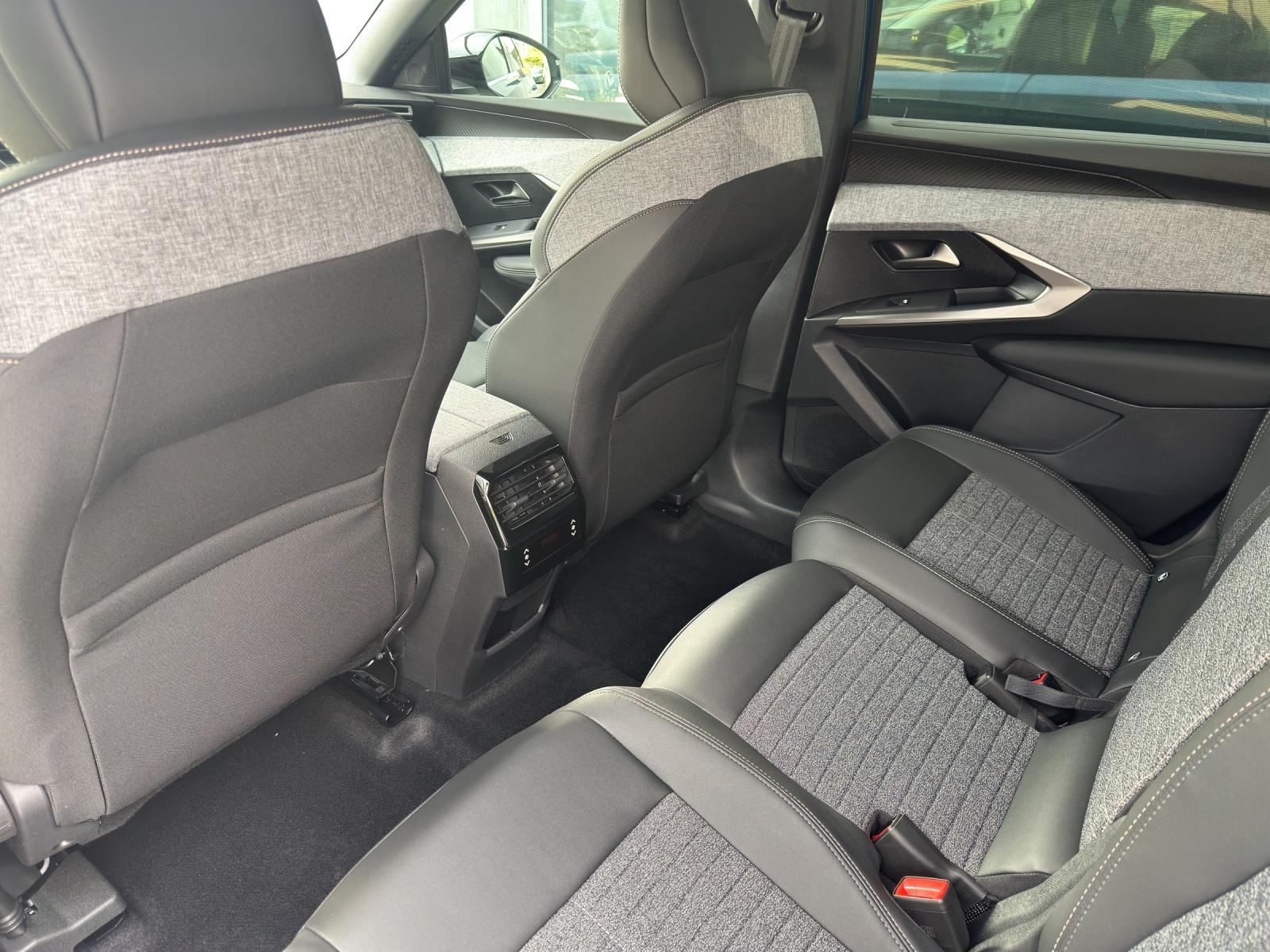 PEUGEOT 5008 1.2 Hybrid 145 Allure Premium-image-17