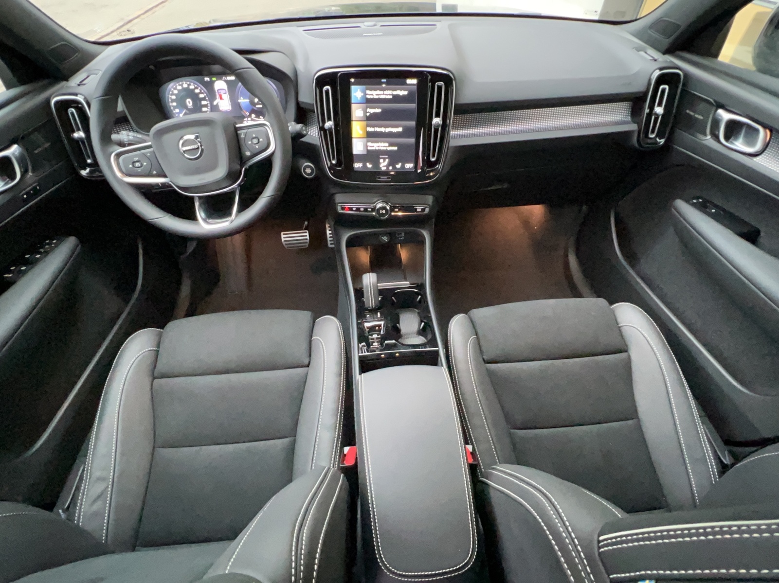 VOLVO XC40 1.5 T5 PiH R-Design-image-5