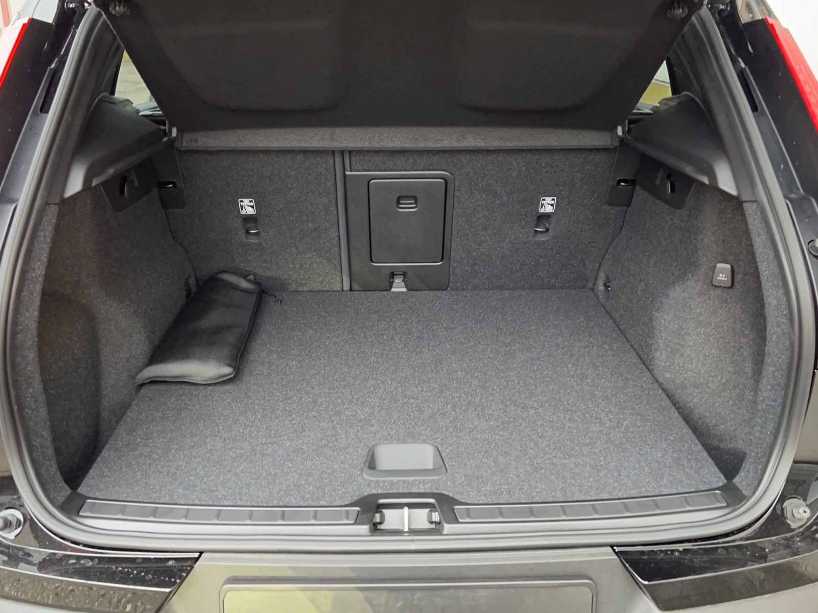 VOLVO XC40 1.5 T5 PiH R-Design-image-10