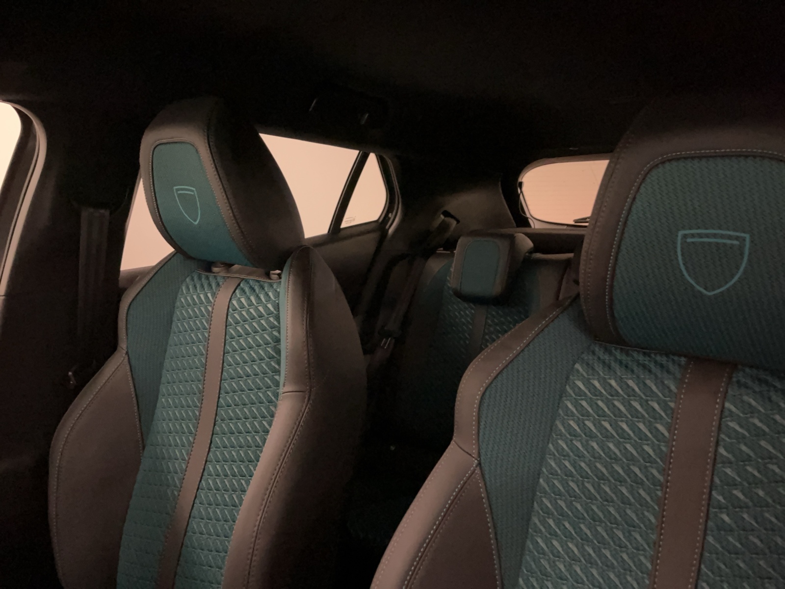 PEUGEOT 2008 1.2 Hybrid 145 Envy-image-12