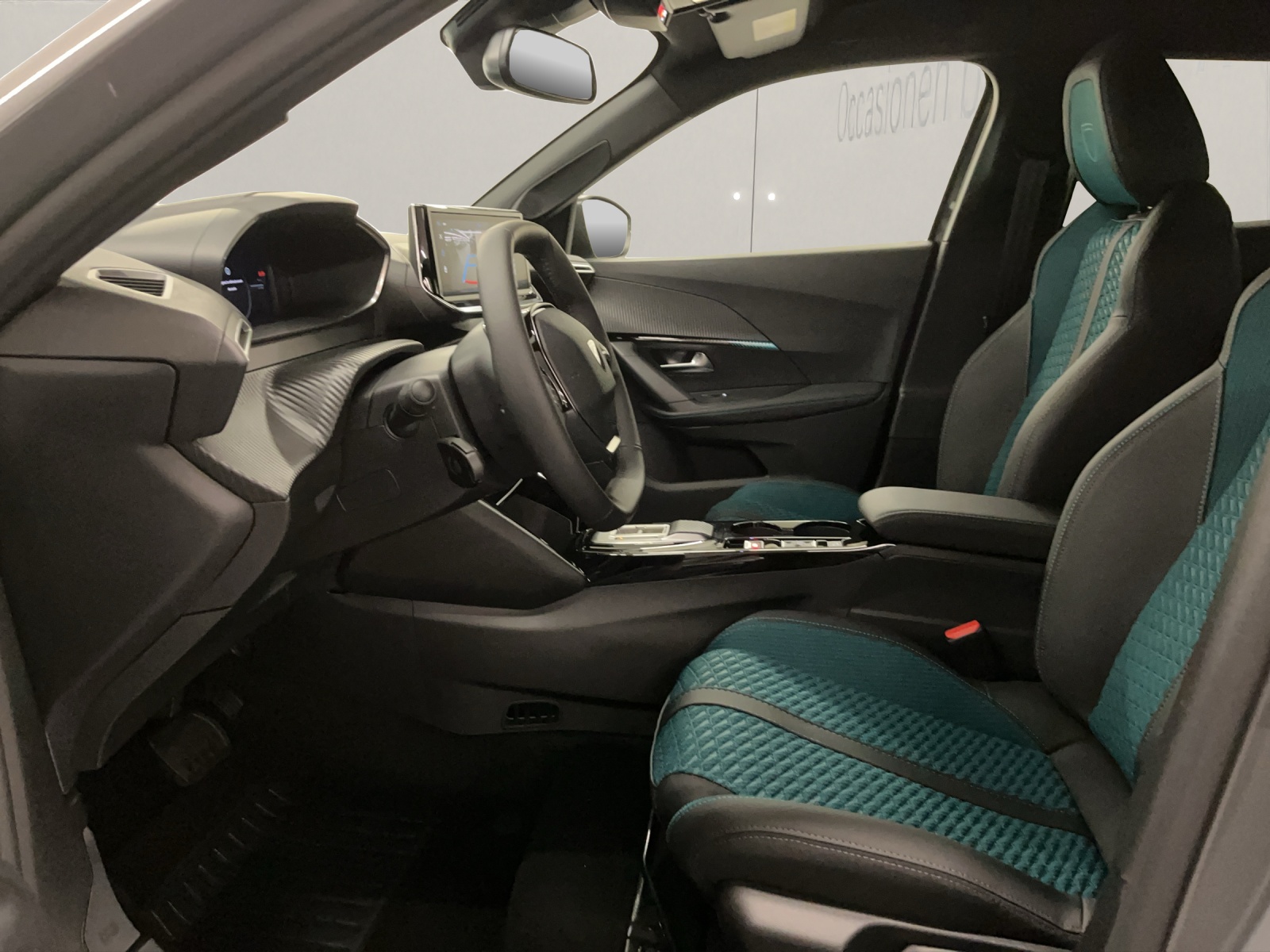 PEUGEOT 2008 1.2 Hybrid 145 Envy-image-7