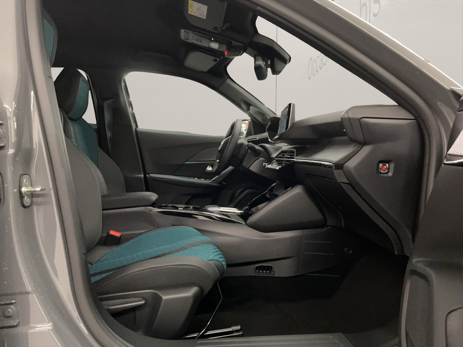 PEUGEOT 2008 1.2 Hybrid 145 Envy-image-13