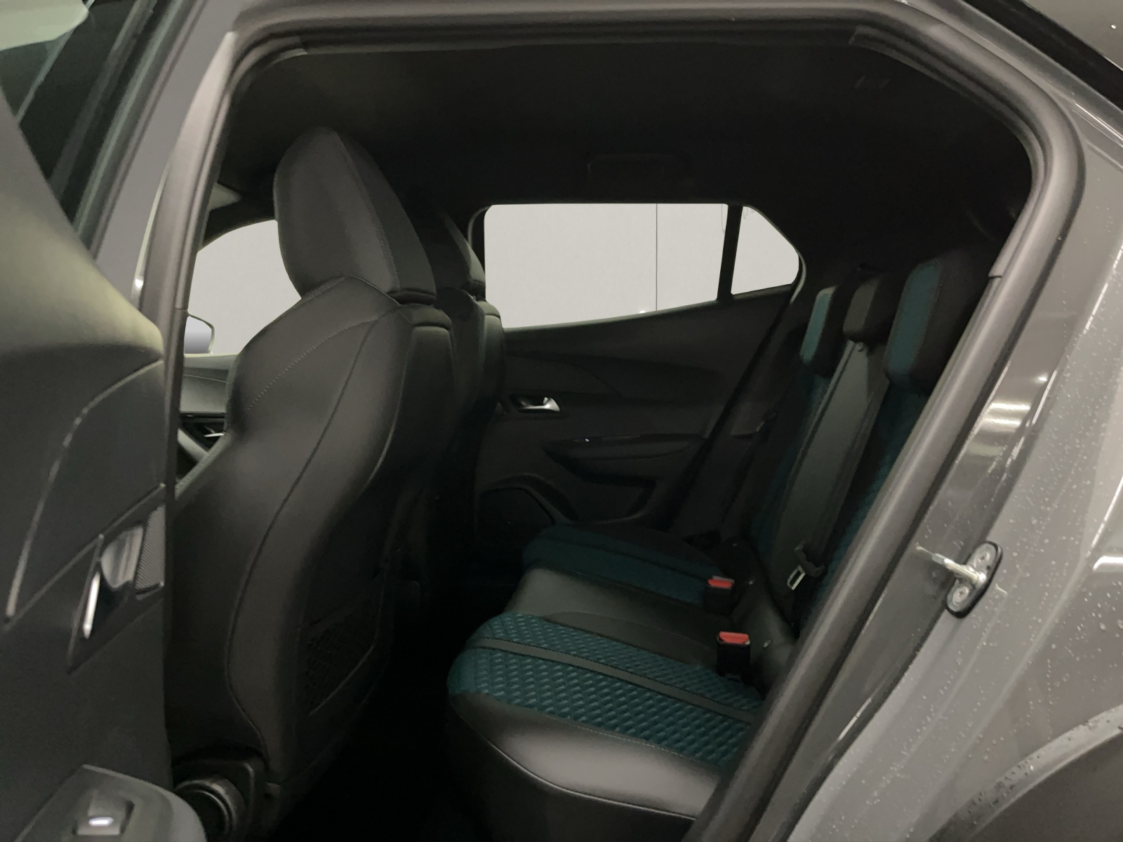 PEUGEOT 2008 1.2 Hybrid 145 Envy-image-14