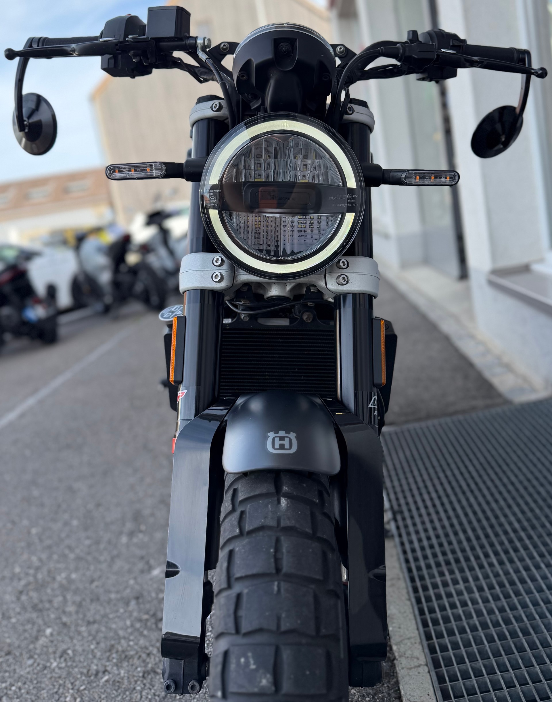 HUSQVARNA Svartpilen 401-showroom-element-1