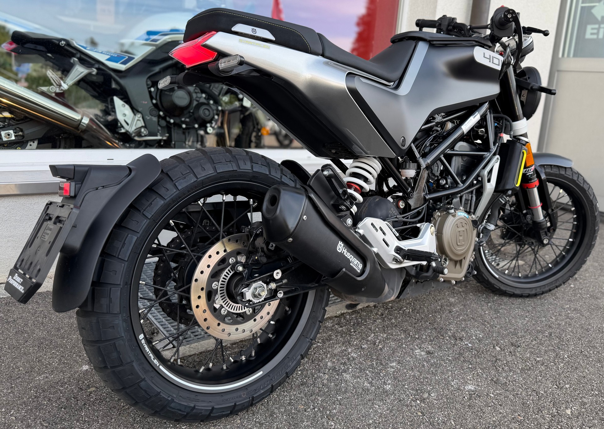 HUSQVARNA Svartpilen 401-showroom-element-3