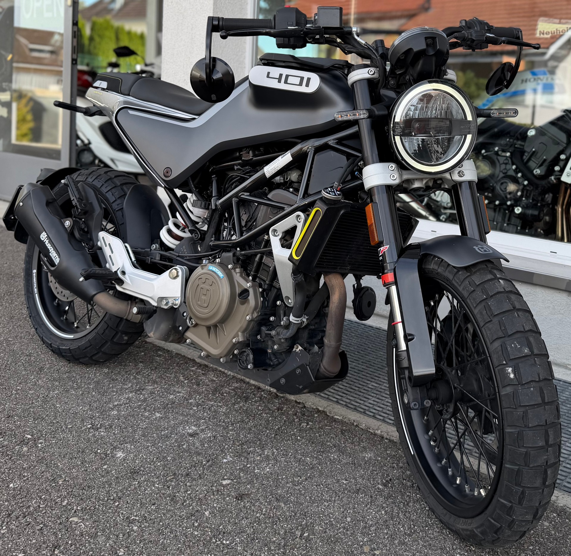 HUSQVARNA Svartpilen 401-showroom-element-2